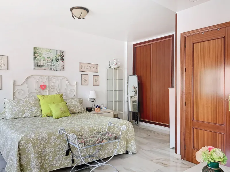 Corner townhouse in the quietest area of Los Pacos, a residential complex of 16 high-quality townhouses built in 2006. The property has a floor area of 244 m2, distributed over the ground floor, which has an entrance porch-patio, a separate fitted kitchen