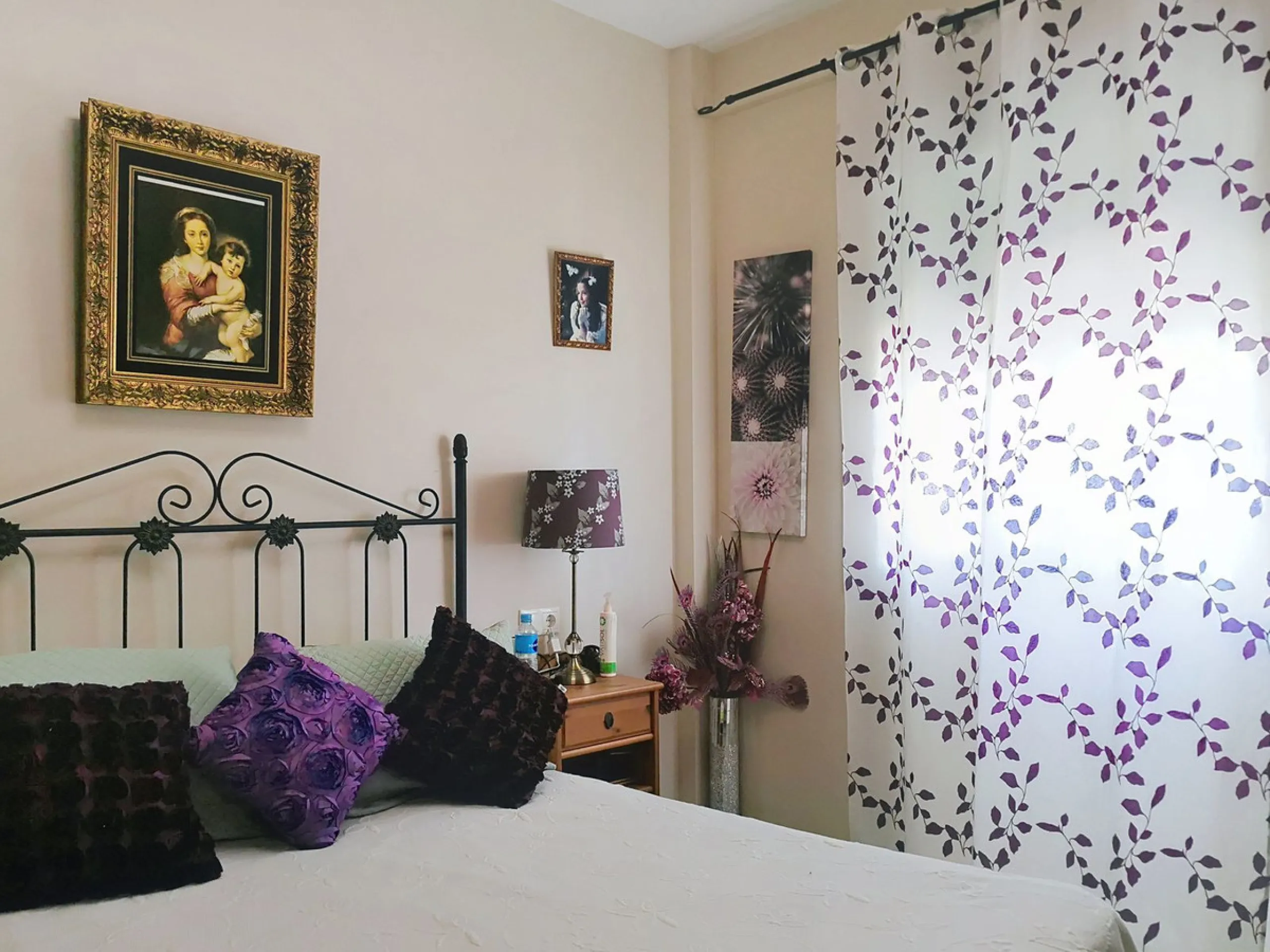 Corner townhouse in the quietest area of Los Pacos, a residential complex of 16 high-quality townhouses built in 2006. The property has a floor area of 244 m2, distributed over the ground floor, which has an entrance porch-patio, a separate fitted kitchen