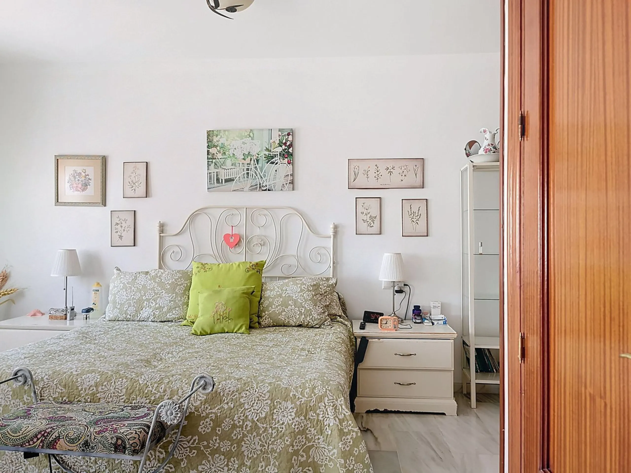 Corner townhouse in the quietest area of Los Pacos, a residential complex of 16 high-quality townhouses built in 2006. The property has a floor area of 244 m2, distributed over the ground floor, which has an entrance porch-patio, a separate fitted kitchen