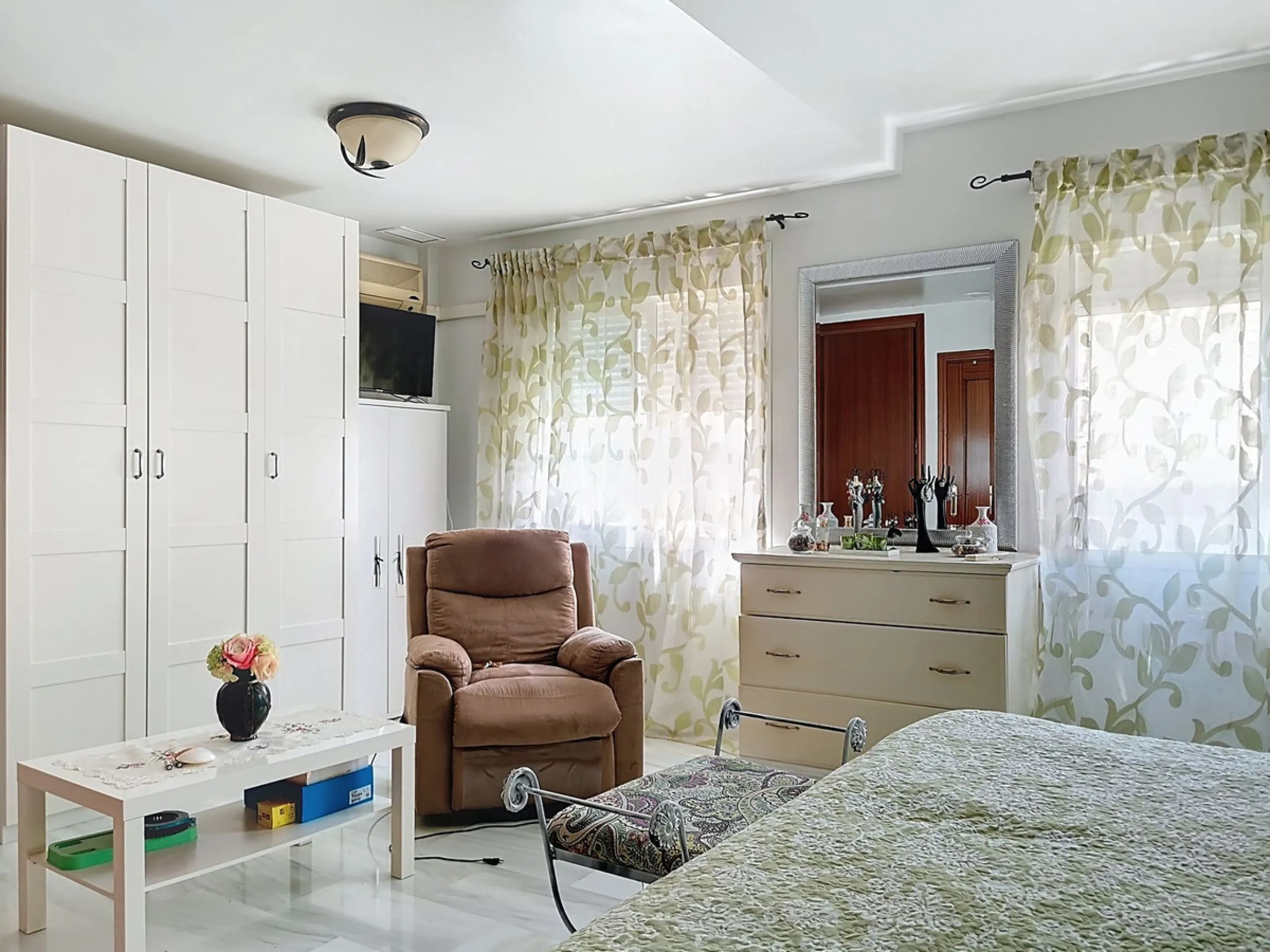 Corner townhouse in the quietest area of Los Pacos, a residential complex of 16 high-quality townhouses built in 2006. The property has a floor area of 244 m2, distributed over the ground floor, which has an entrance porch-patio, a separate fitted kitchen