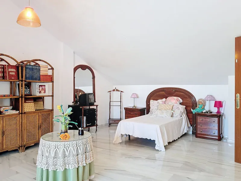 Corner townhouse in the quietest area of Los Pacos, a residential complex of 16 high-quality townhouses built in 2006. The property has a floor area of 244 m2, distributed over the ground floor, which has an entrance porch-patio, a separate fitted kitchen