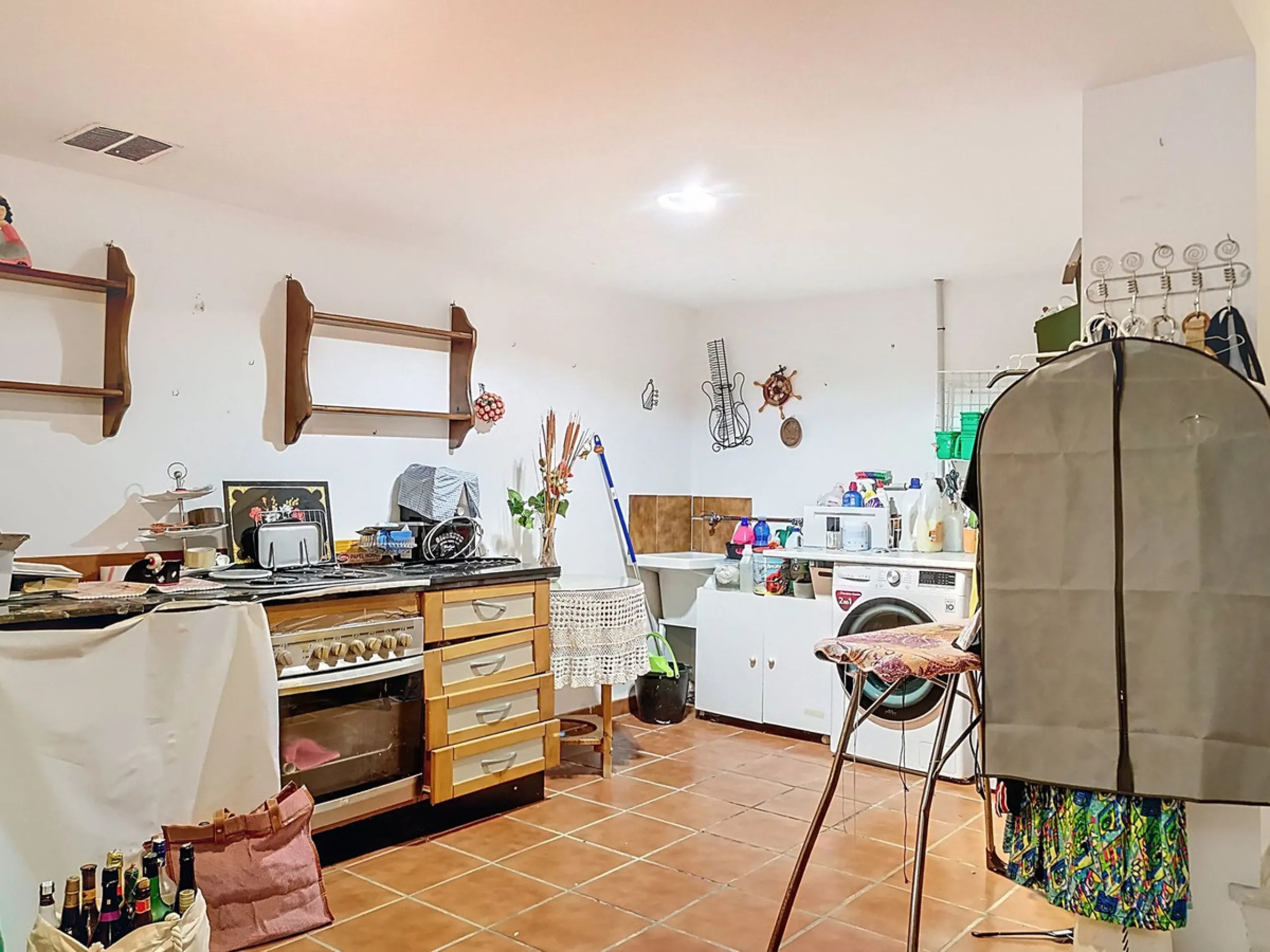 Corner townhouse in the quietest area of Los Pacos, a residential complex of 16 high-quality townhouses built in 2006. The property has a floor area of 244 m2, distributed over the ground floor, which has an entrance porch-patio, a separate fitted kitchen