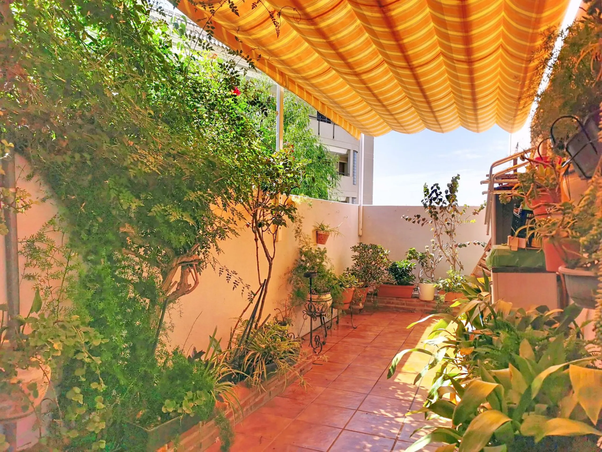 Corner townhouse in the quietest area of Los Pacos, a residential complex of 16 high-quality townhouses built in 2006. The property has a floor area of 244 m2, distributed over the ground floor, which has an entrance porch-patio, a separate fitted kitchen