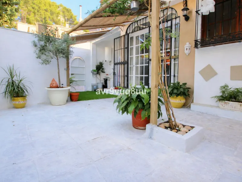 Large family home located in within walking of all the amenities in the area of El Coto.  The ground floor has a large lounge diner, separate fully fitted kitchen, guest toilet, a generous private terrace and upstairs you will find 4 huge bedrooms and a f