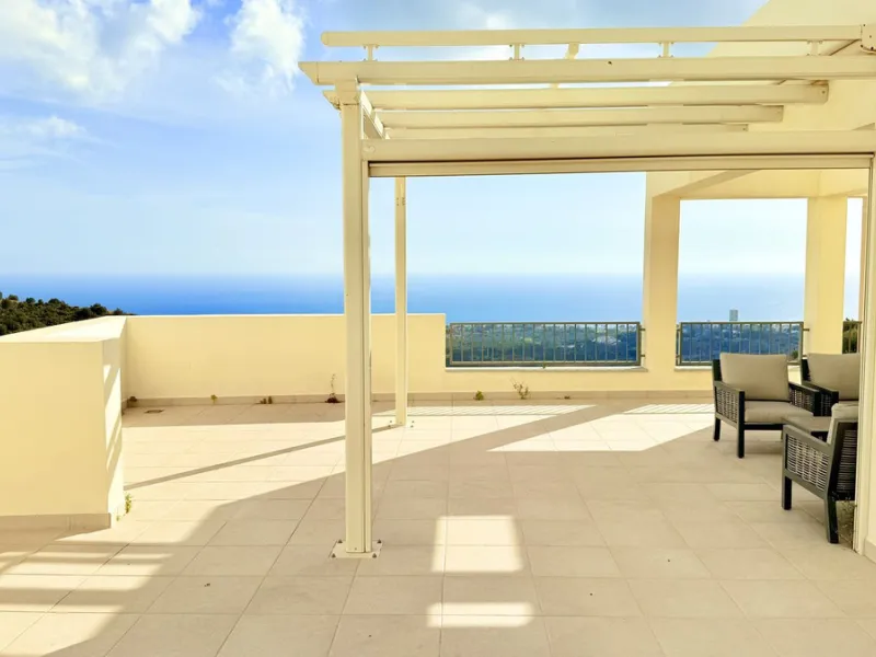 Penthouse with Panoramic Sea Views and 3 bedrooms in Altos de los Monteros
