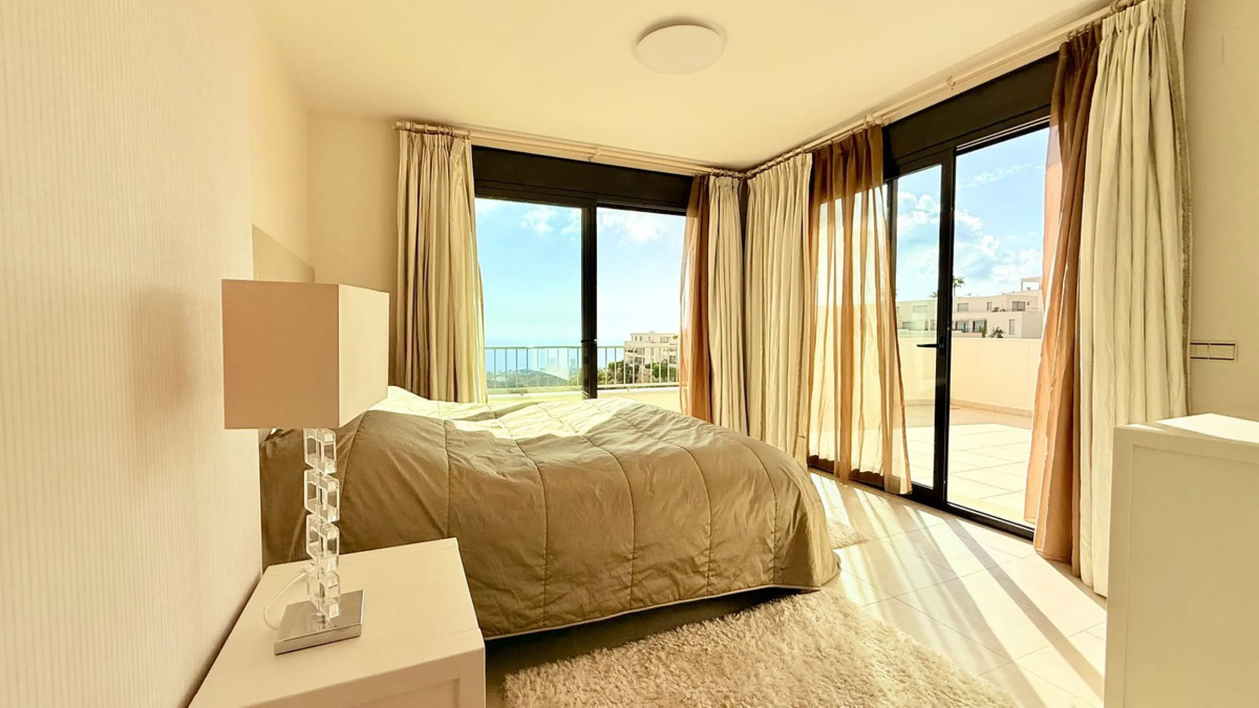 Penthouse with Panoramic Sea Views and 3 bedrooms in Altos de los Monteros