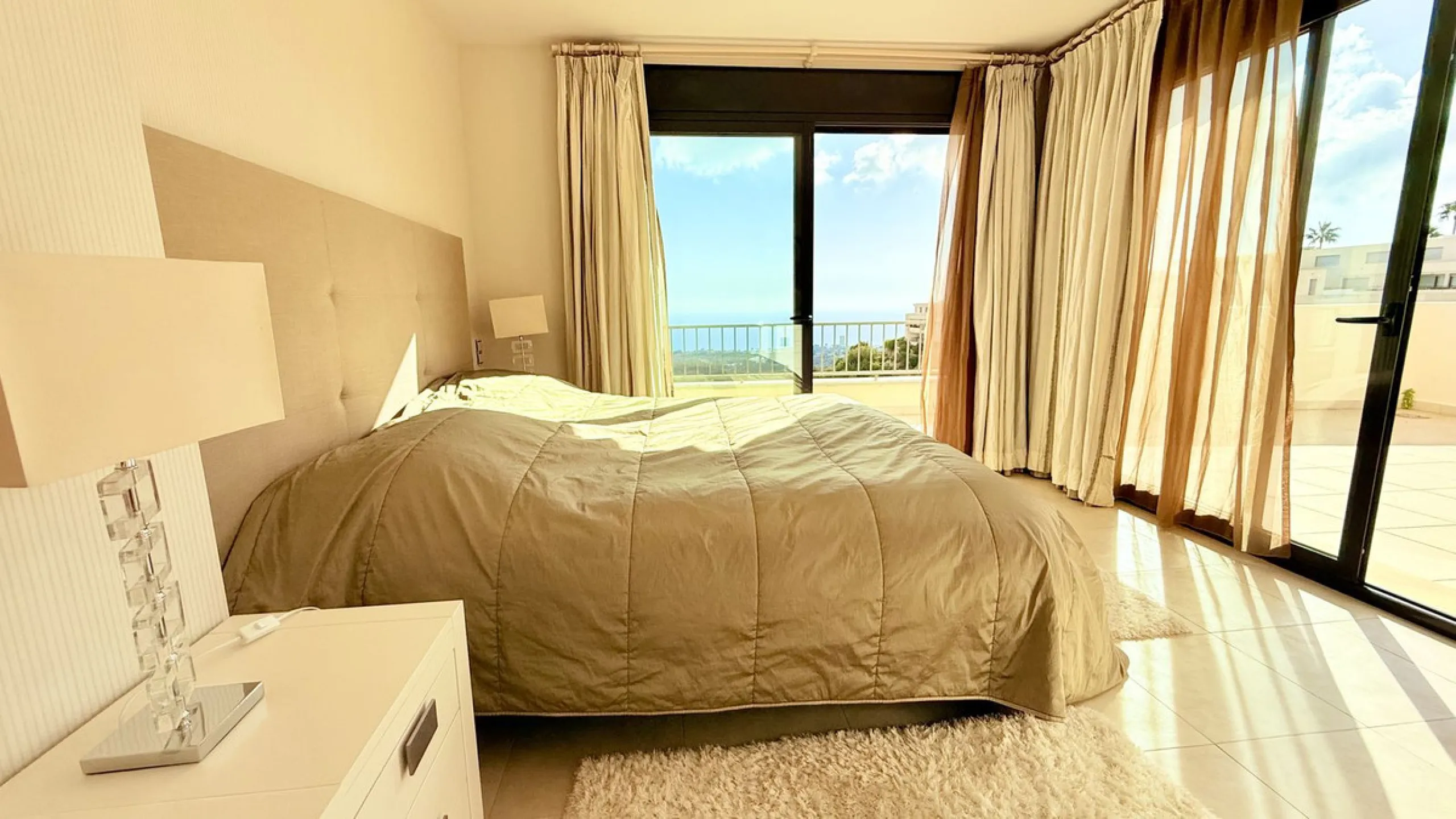 Penthouse with Panoramic Sea Views and 3 bedrooms in Altos de los Monteros