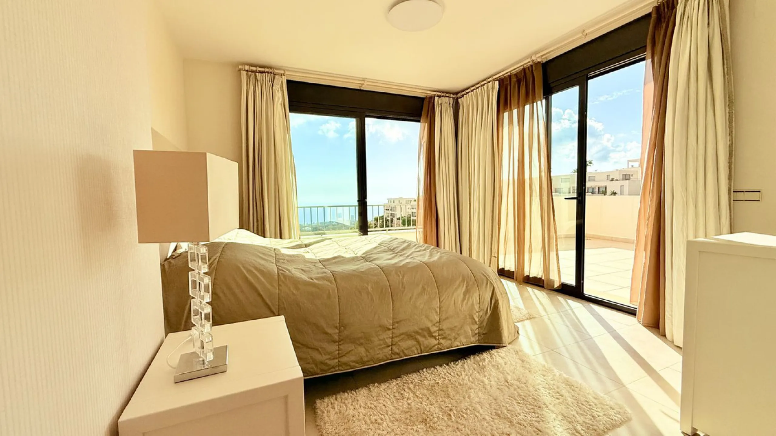 Penthouse with Panoramic Sea Views and 3 bedrooms in Altos de los Monteros
