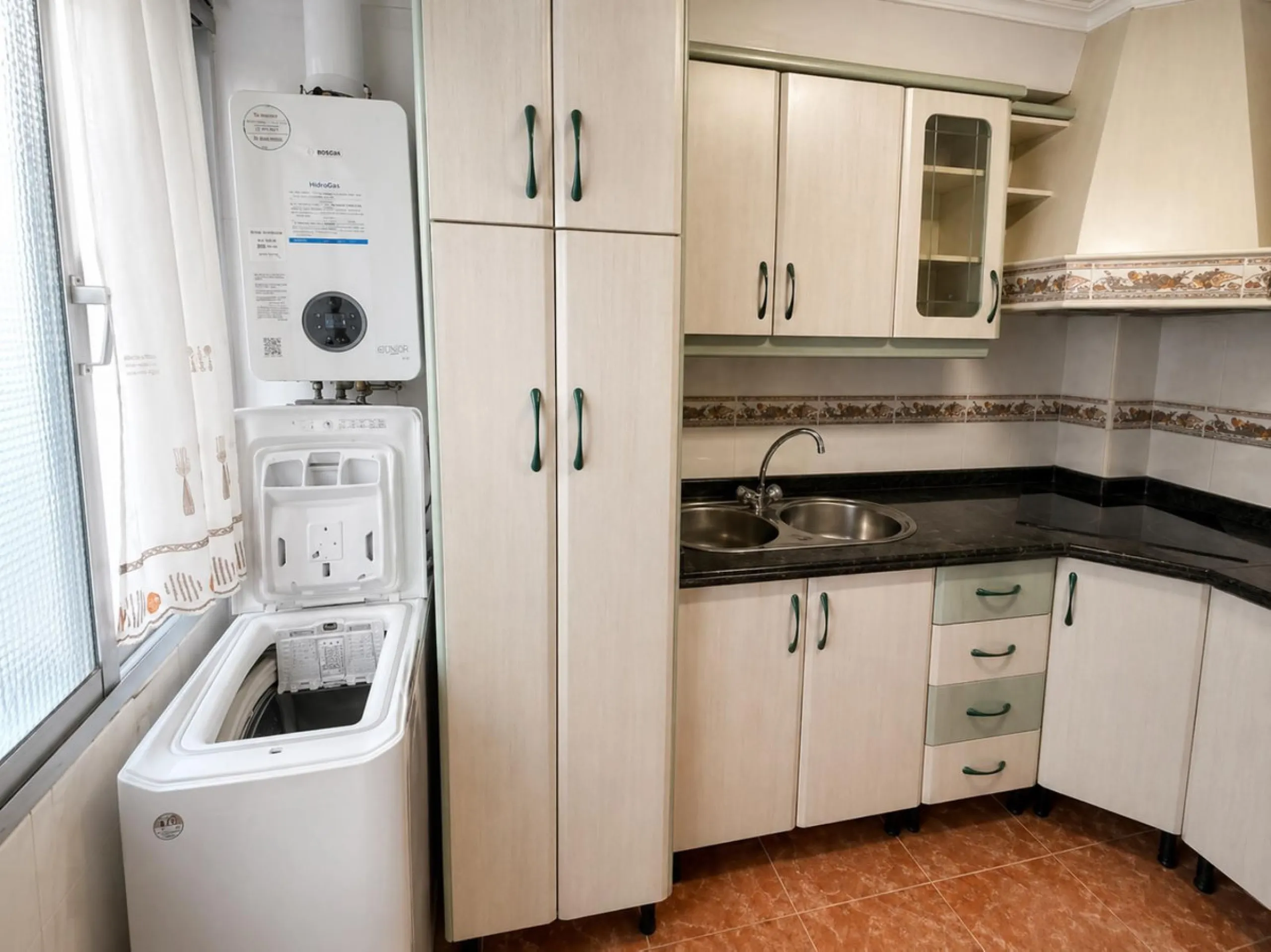 Apartment - Top Floor Apartment в продаже в Málaga, Málaga. В доме 3 спален и 1 ванных комнат. Площадь дома 73 м²