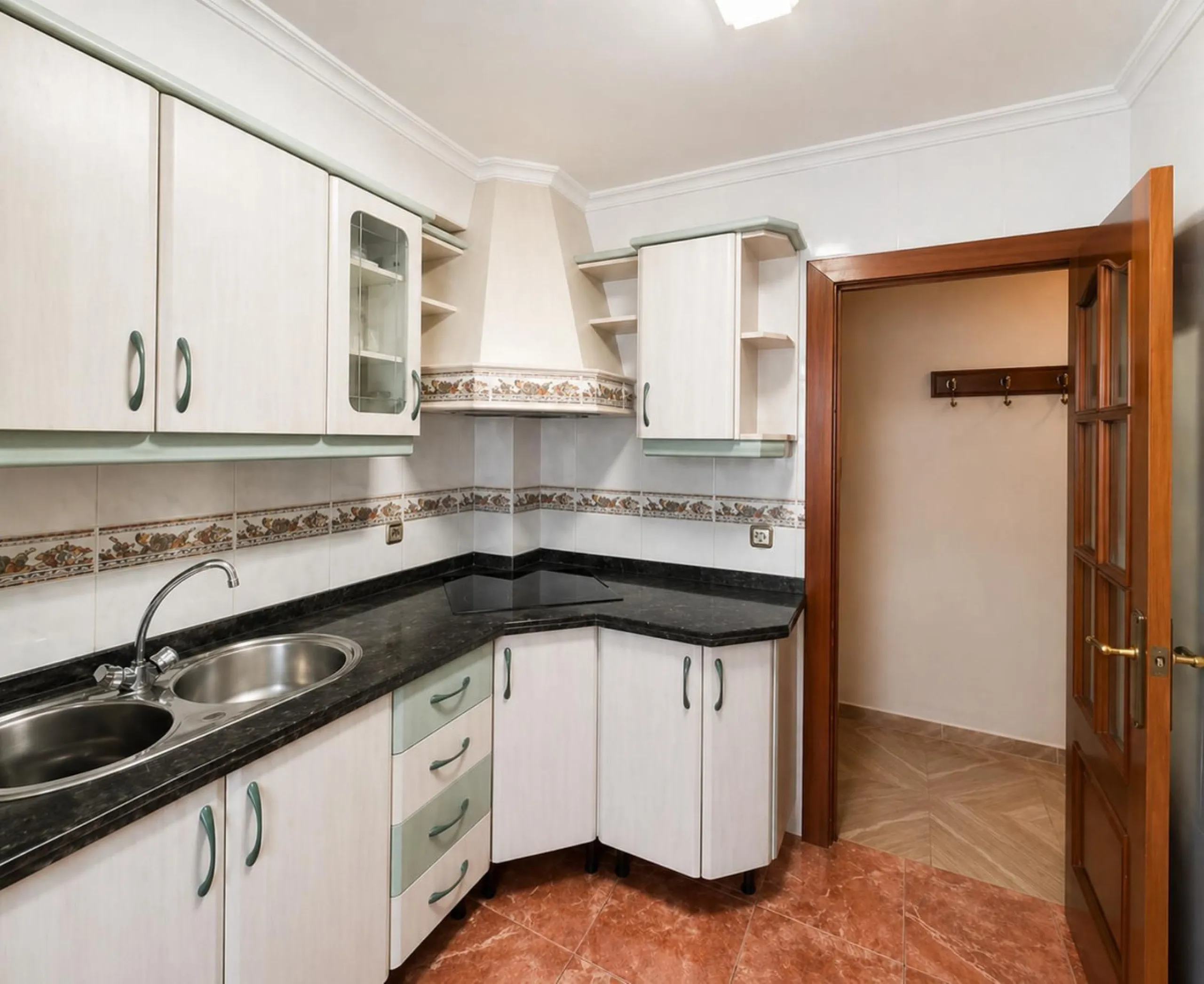 Apartment - Top Floor Apartment в продаже в Málaga, Málaga. В доме 3 спален и 1 ванных комнат. Площадь дома 73 м²