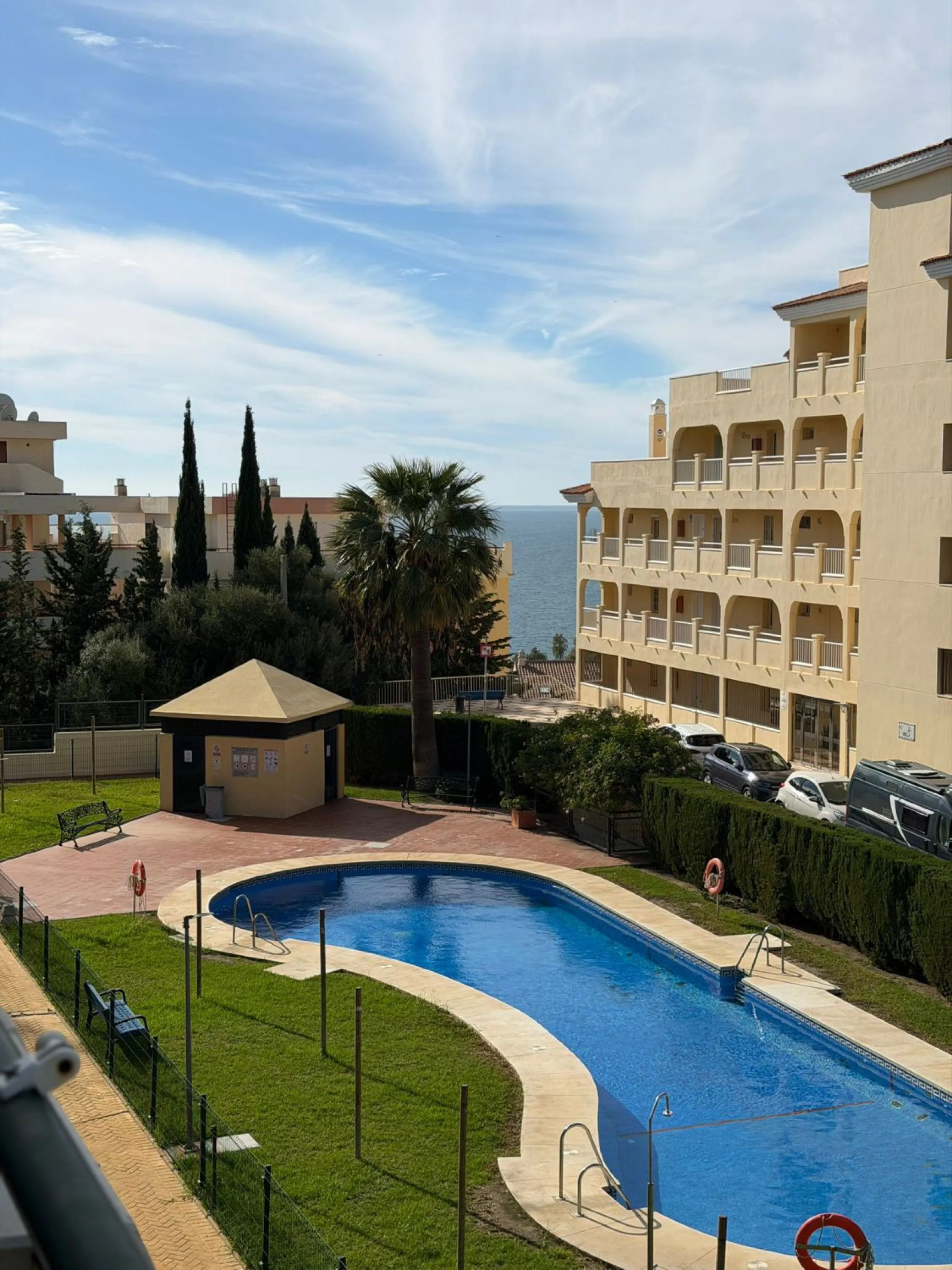 We offer this wonderful apartment for sale in the coastal town of Benalmádena, province of Málaga, in the Nueva Torrequebrada development. It enjoys an unbeatable location, just minutes from the PlayaQuebrada residential complex, the Nueva Torrequebrada S