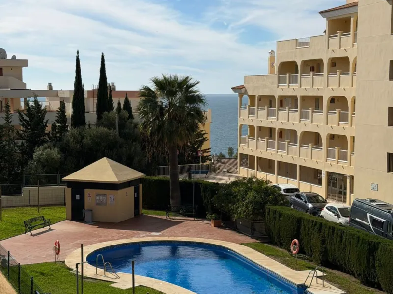 We offer this wonderful apartment for sale in the coastal town of Benalmádena, province of Málaga, in the Nueva Torrequebrada development. It enjoys an unbeatable location, just minutes from the PlayaQuebrada residential complex, the Nueva Torrequebrada S