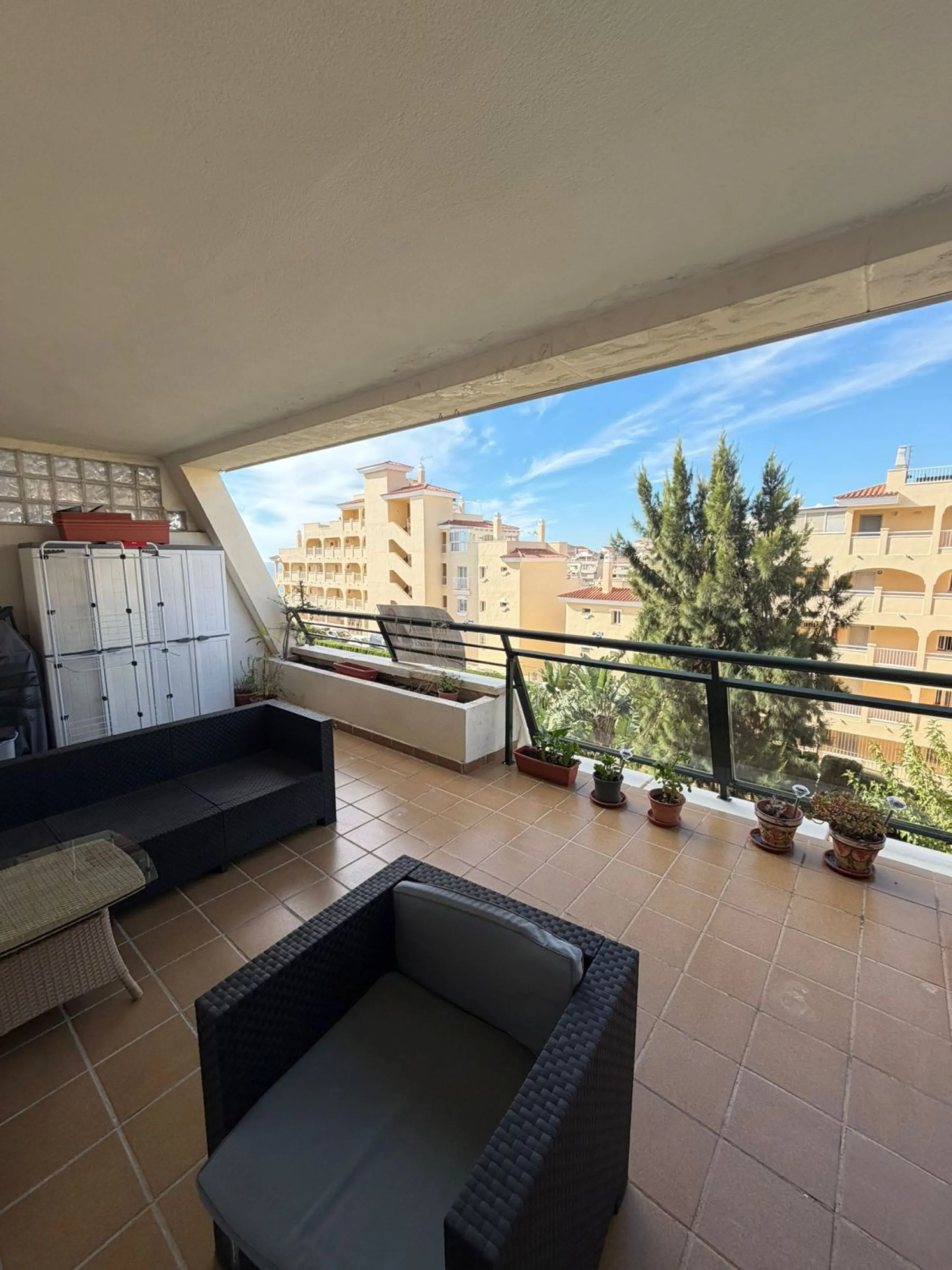 We offer this wonderful apartment for sale in the coastal town of Benalmádena, province of Málaga, in the Nueva Torrequebrada development. It enjoys an unbeatable location, just minutes from the PlayaQuebrada residential complex, the Nueva Torrequebrada S