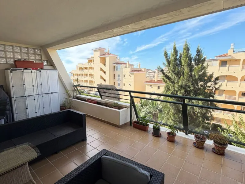 We offer this wonderful apartment for sale in the coastal town of Benalmádena, province of Málaga, in the Nueva Torrequebrada development. It enjoys an unbeatable location, just minutes from the PlayaQuebrada residential complex, the Nueva Torrequebrada S