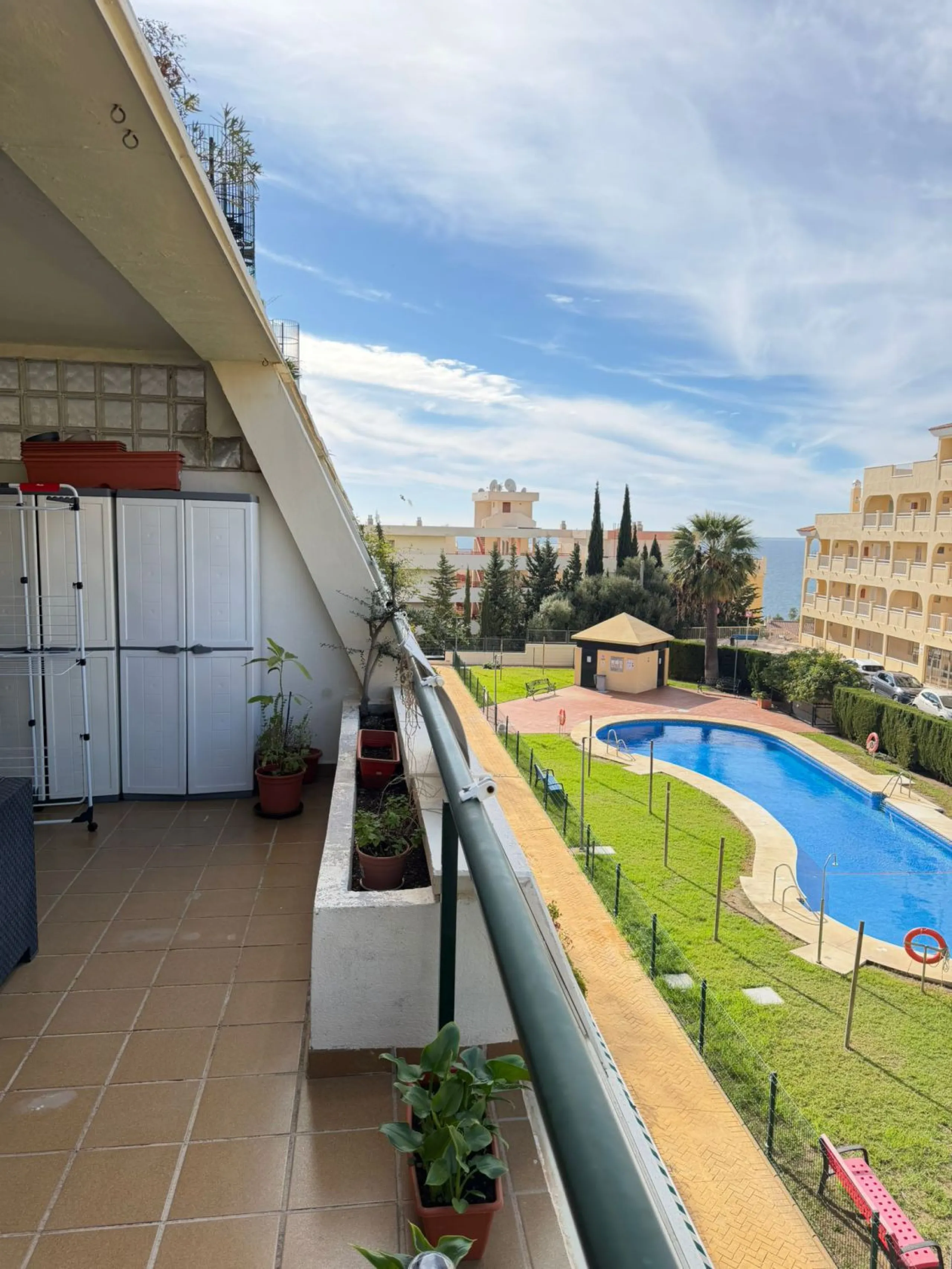 We offer this wonderful apartment for sale in the coastal town of Benalmádena, province of Málaga, in the Nueva Torrequebrada development. It enjoys an unbeatable location, just minutes from the PlayaQuebrada residential complex, the Nueva Torrequebrada S