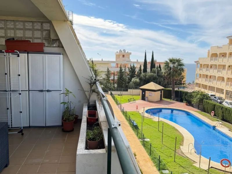 We offer this wonderful apartment for sale in the coastal town of Benalmádena, province of Málaga, in the Nueva Torrequebrada development. It enjoys an unbeatable location, just minutes from the PlayaQuebrada residential complex, the Nueva Torrequebrada S