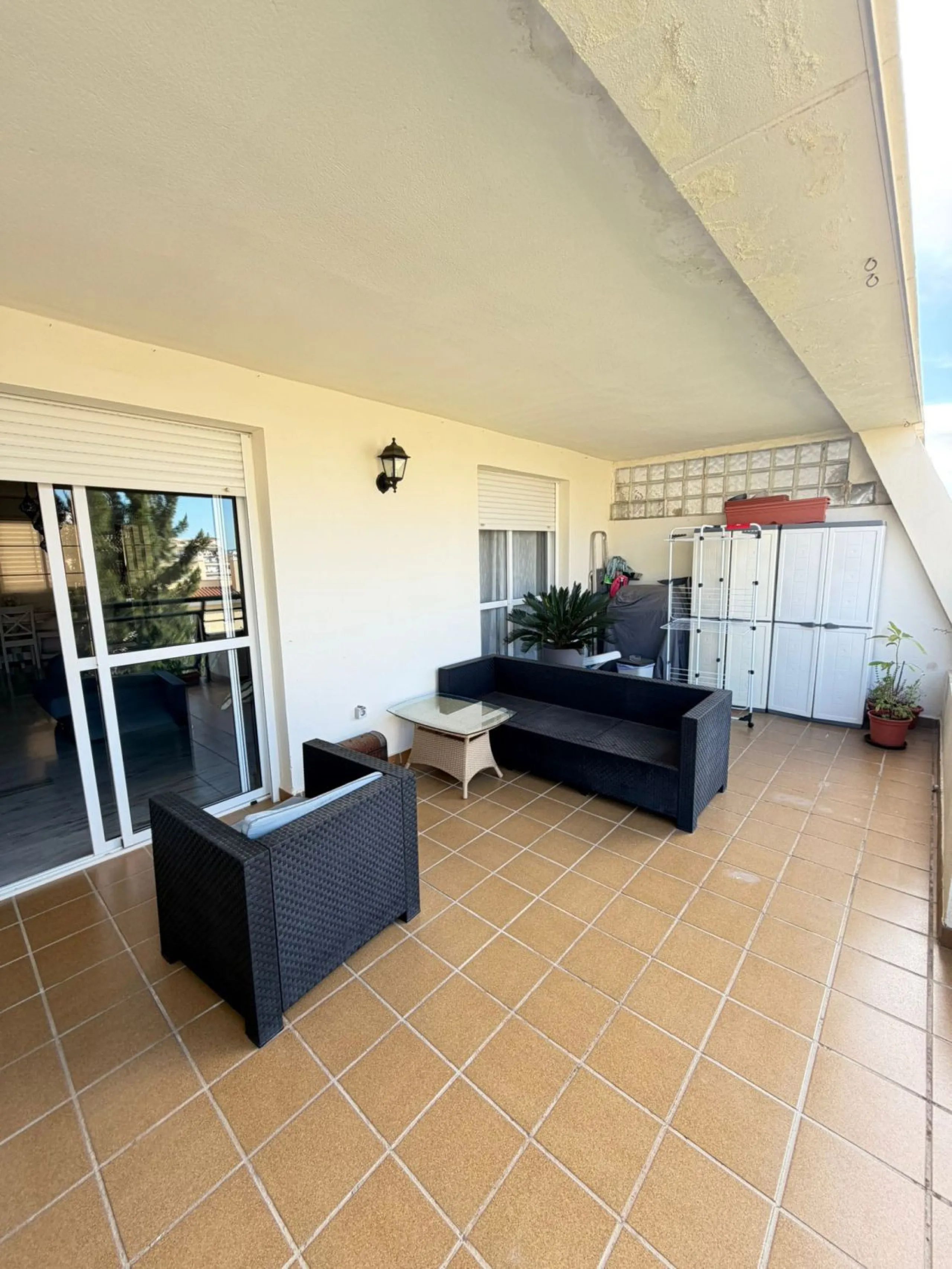 We offer this wonderful apartment for sale in the coastal town of Benalmádena, province of Málaga, in the Nueva Torrequebrada development. It enjoys an unbeatable location, just minutes from the PlayaQuebrada residential complex, the Nueva Torrequebrada S