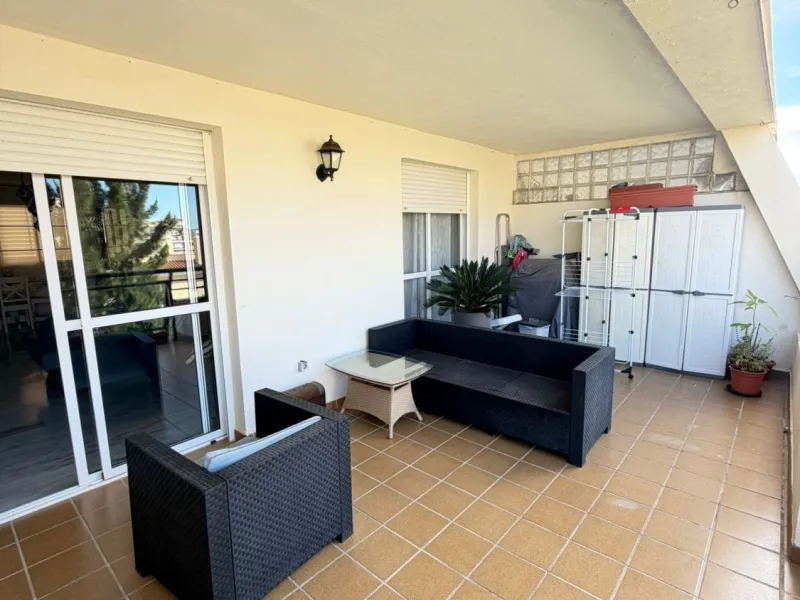 We offer this wonderful apartment for sale in the coastal town of Benalmádena, province of Málaga, in the Nueva Torrequebrada development. It enjoys an unbeatable location, just minutes from the PlayaQuebrada residential complex, the Nueva Torrequebrada S