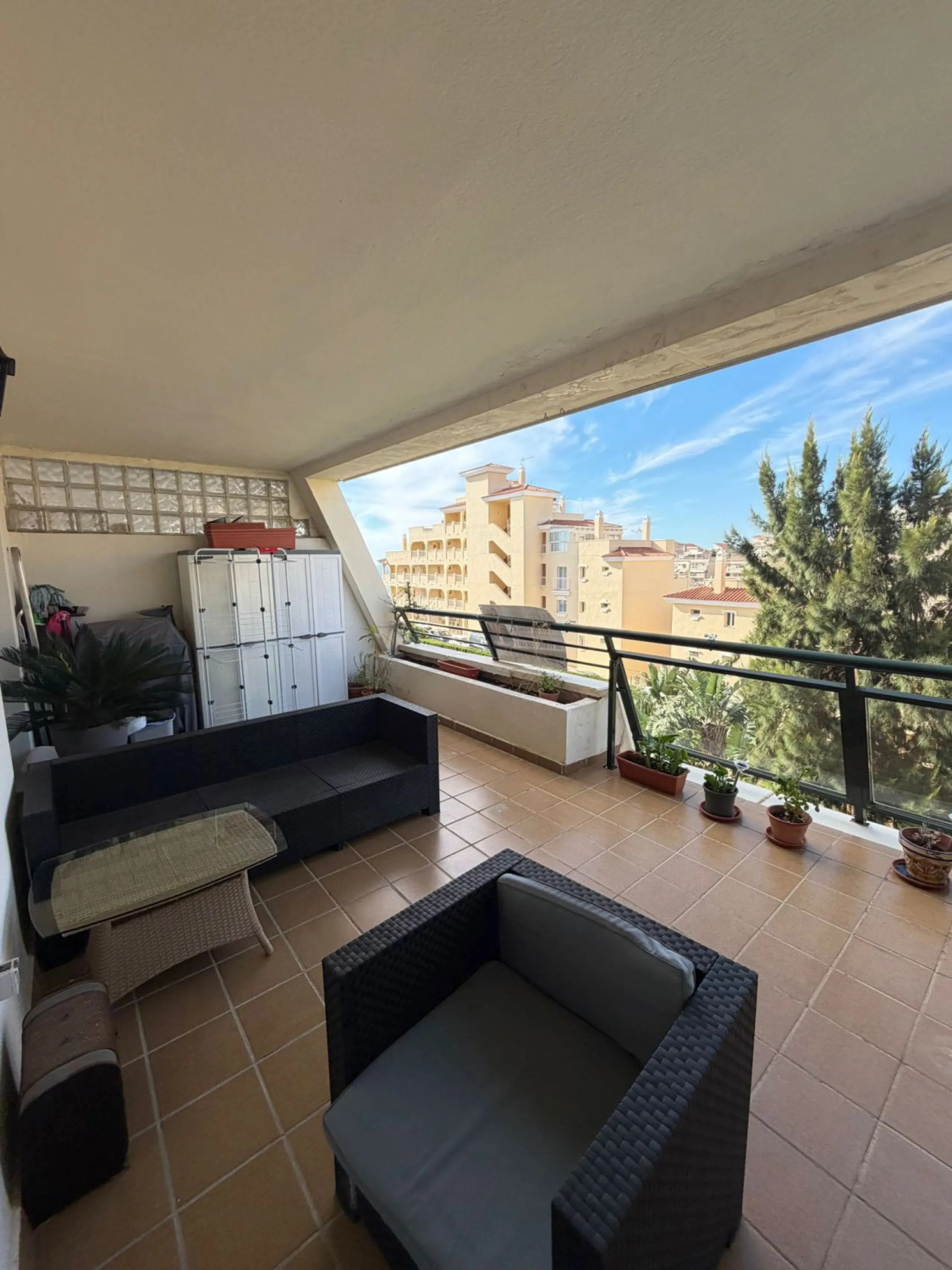 We offer this wonderful apartment for sale in the coastal town of Benalmádena, province of Málaga, in the Nueva Torrequebrada development. It enjoys an unbeatable location, just minutes from the PlayaQuebrada residential complex, the Nueva Torrequebrada S
