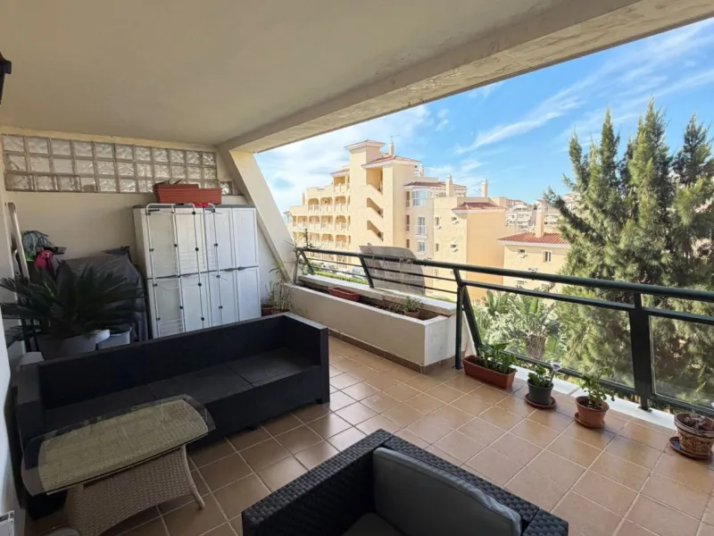 We offer this wonderful apartment for sale in the coastal town of Benalmádena, province of Málaga, in the Nueva Torrequebrada development. It enjoys an unbeatable location, just minutes from the PlayaQuebrada residential complex, the Nueva Torrequebrada S