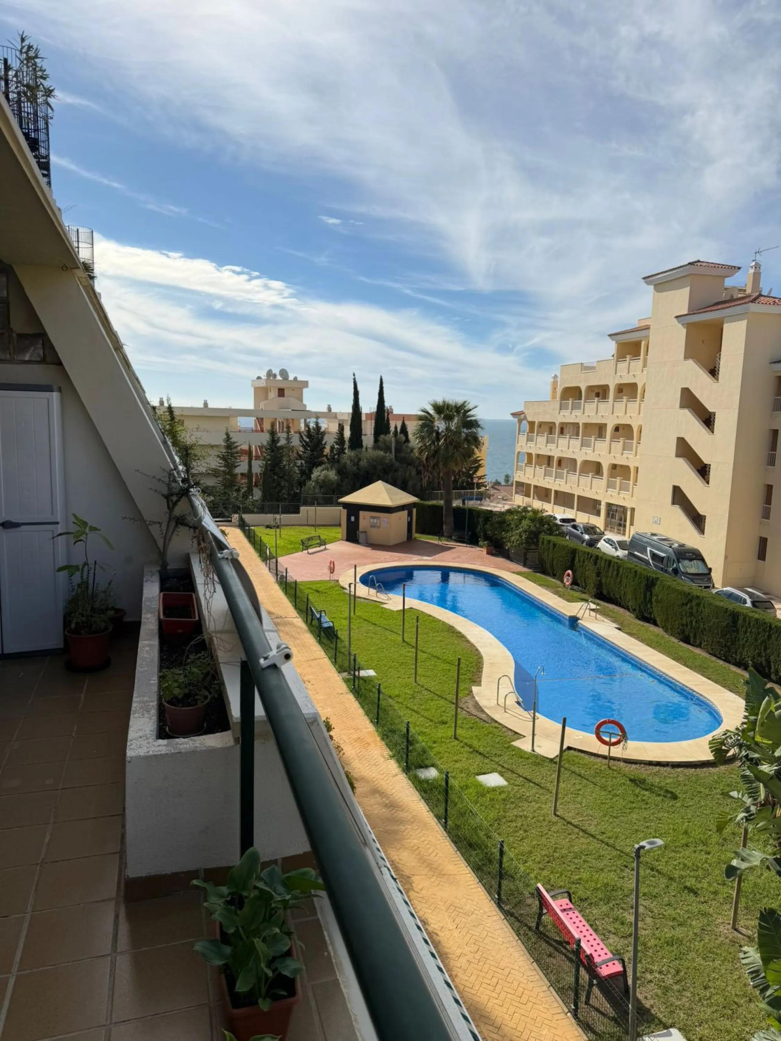 We offer this wonderful apartment for sale in the coastal town of Benalmádena, province of Málaga, in the Nueva Torrequebrada development. It enjoys an unbeatable location, just minutes from the PlayaQuebrada residential complex, the Nueva Torrequebrada S