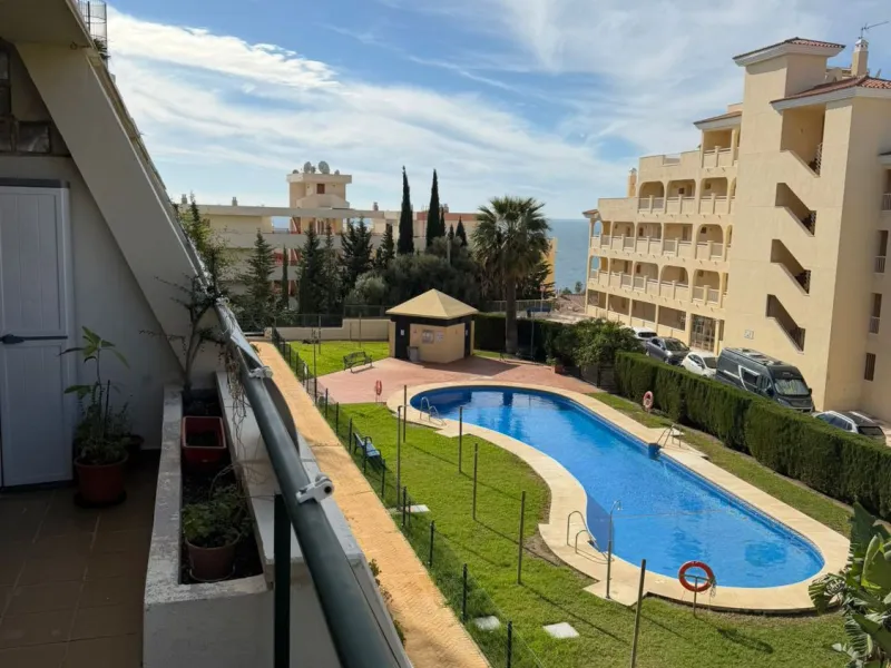 We offer this wonderful apartment for sale in the coastal town of Benalmádena, province of Málaga, in the Nueva Torrequebrada development. It enjoys an unbeatable location, just minutes from the PlayaQuebrada residential complex, the Nueva Torrequebrada S