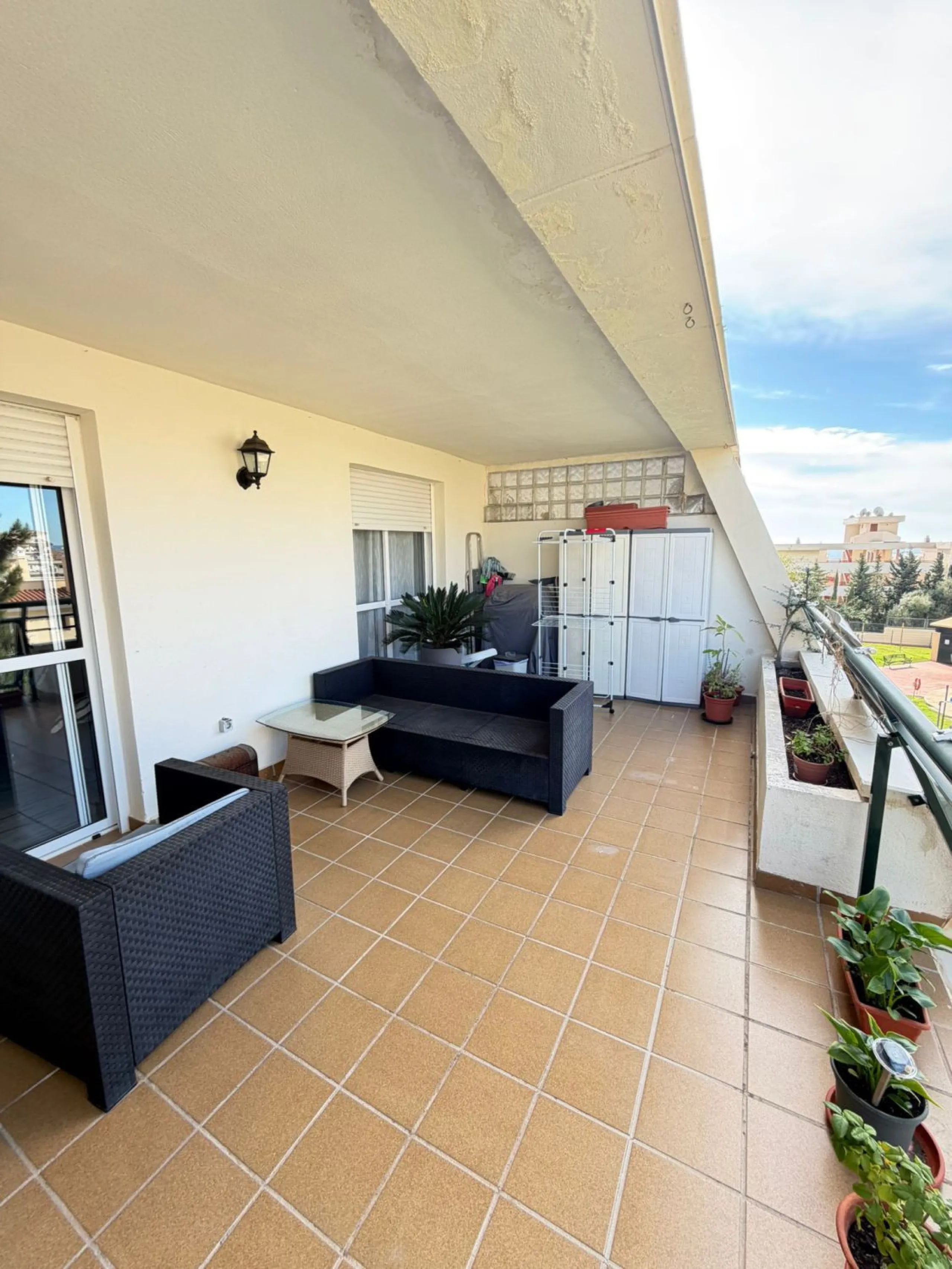 We offer this wonderful apartment for sale in the coastal town of Benalmádena, province of Málaga, in the Nueva Torrequebrada development. It enjoys an unbeatable location, just minutes from the PlayaQuebrada residential complex, the Nueva Torrequebrada S