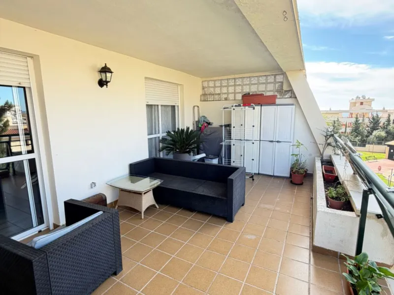 We offer this wonderful apartment for sale in the coastal town of Benalmádena, province of Málaga, in the Nueva Torrequebrada development. It enjoys an unbeatable location, just minutes from the PlayaQuebrada residential complex, the Nueva Torrequebrada S