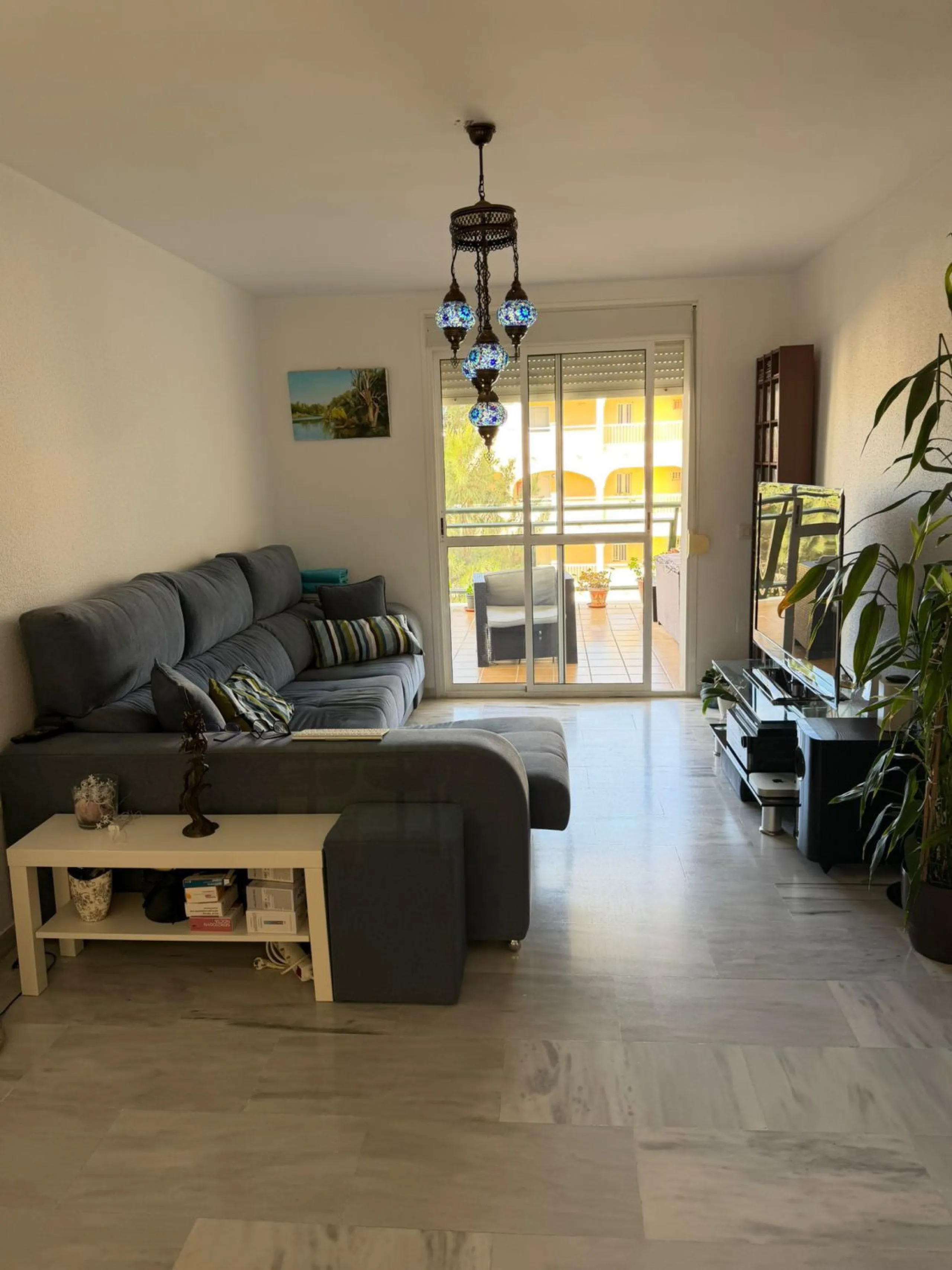We offer this wonderful apartment for sale in the coastal town of Benalmádena, province of Málaga, in the Nueva Torrequebrada development. It enjoys an unbeatable location, just minutes from the PlayaQuebrada residential complex, the Nueva Torrequebrada S