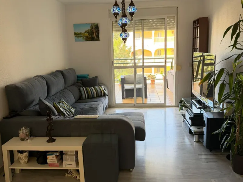 We offer this wonderful apartment for sale in the coastal town of Benalmádena, province of Málaga, in the Nueva Torrequebrada development. It enjoys an unbeatable location, just minutes from the PlayaQuebrada residential complex, the Nueva Torrequebrada S