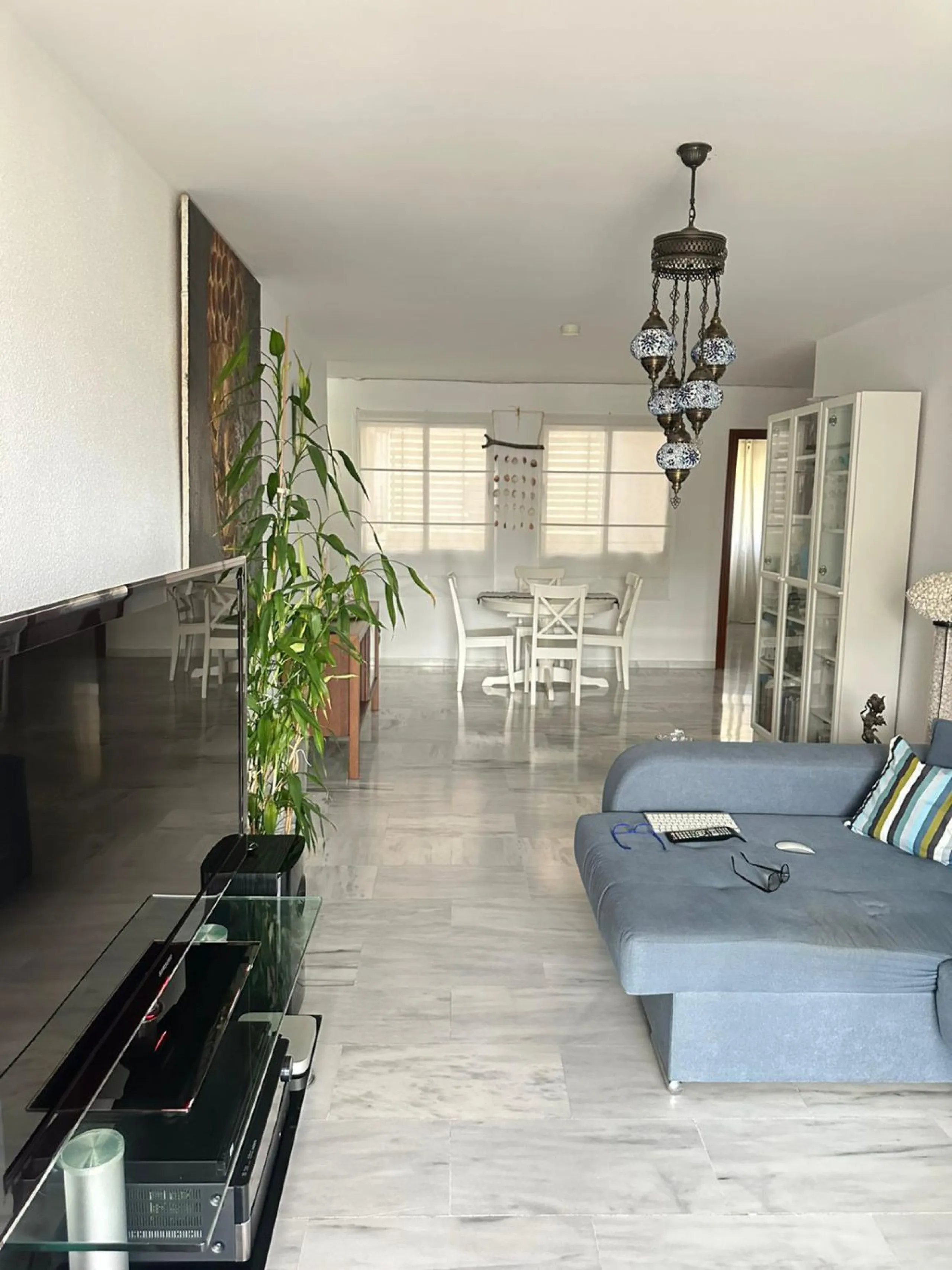 We offer this wonderful apartment for sale in the coastal town of Benalmádena, province of Málaga, in the Nueva Torrequebrada development. It enjoys an unbeatable location, just minutes from the PlayaQuebrada residential complex, the Nueva Torrequebrada S