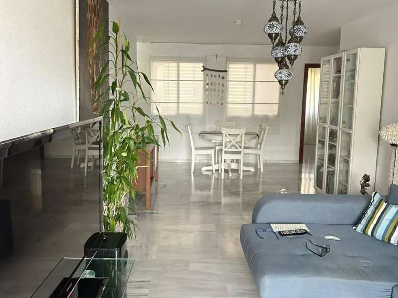 We offer this wonderful apartment for sale in the coastal town of Benalmádena, province of Málaga, in the Nueva Torrequebrada development. It enjoys an unbeatable location, just minutes from the PlayaQuebrada residential complex, the Nueva Torrequebrada S