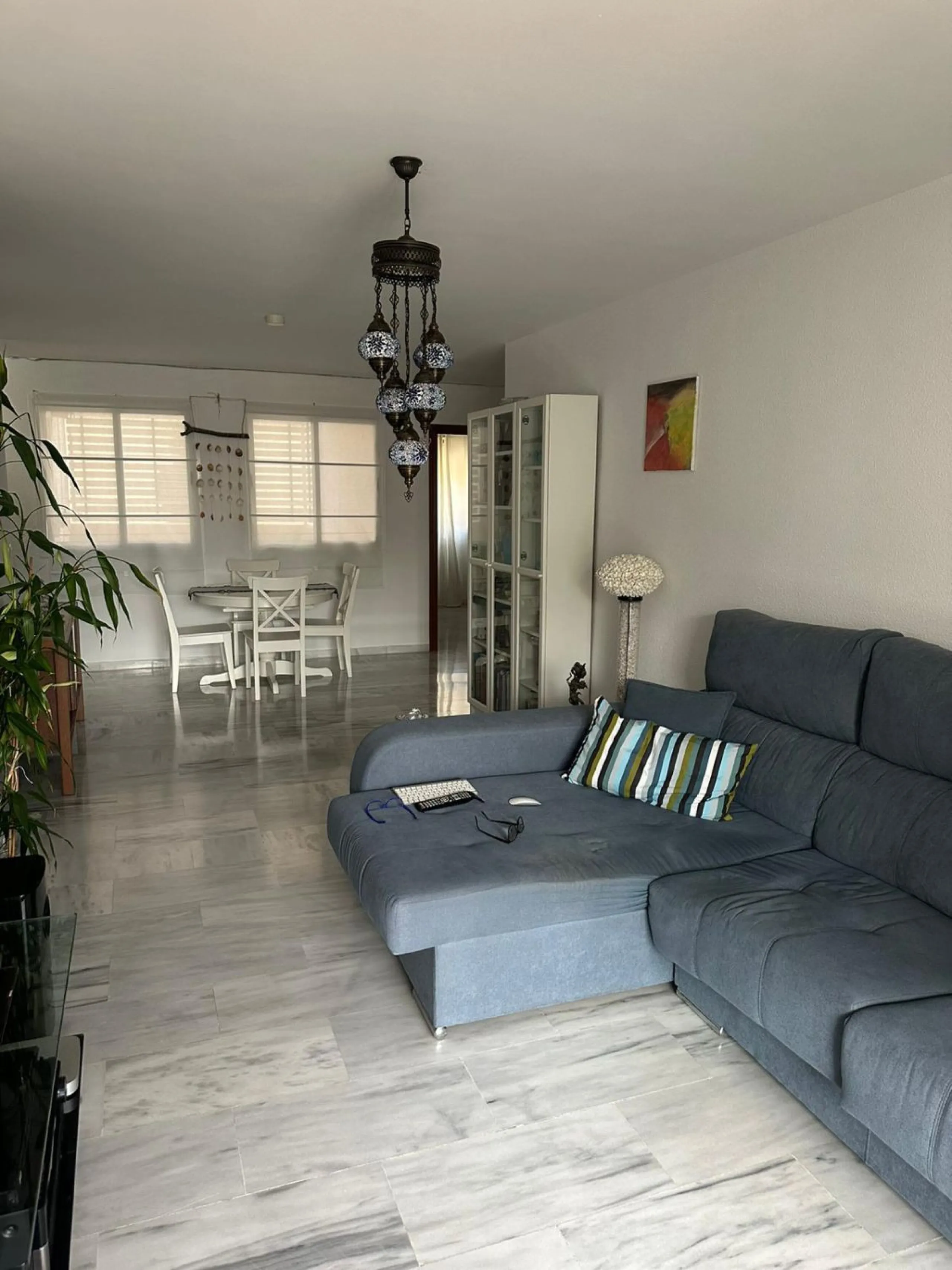 We offer this wonderful apartment for sale in the coastal town of Benalmádena, province of Málaga, in the Nueva Torrequebrada development. It enjoys an unbeatable location, just minutes from the PlayaQuebrada residential complex, the Nueva Torrequebrada S