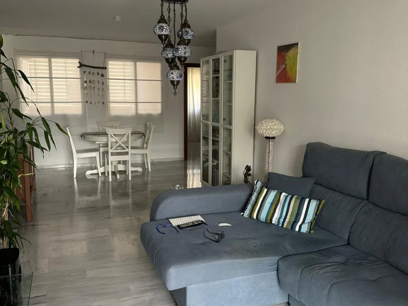We offer this wonderful apartment for sale in the coastal town of Benalmádena, province of Málaga, in the Nueva Torrequebrada development. It enjoys an unbeatable location, just minutes from the PlayaQuebrada residential complex, the Nueva Torrequebrada S