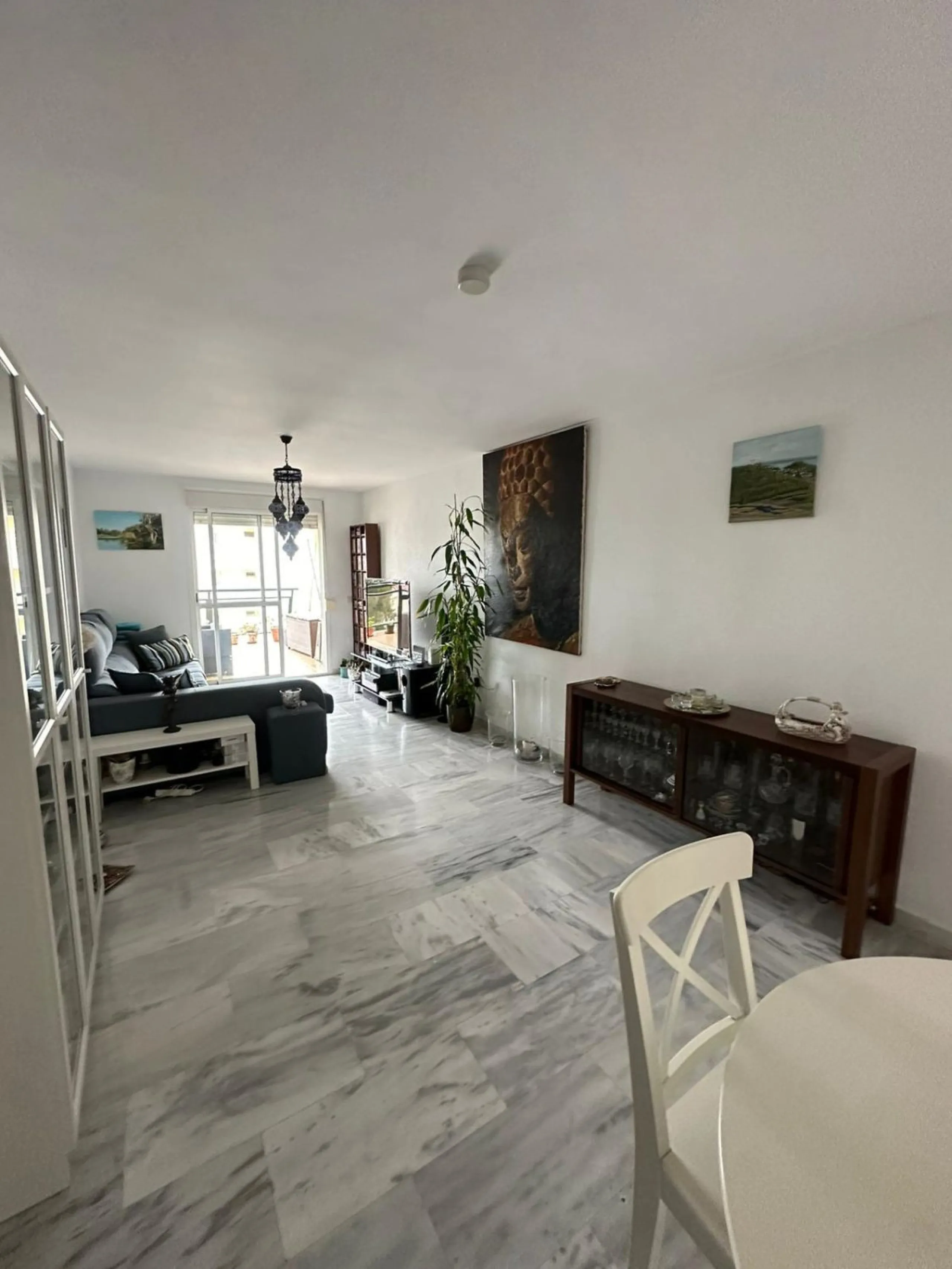 We offer this wonderful apartment for sale in the coastal town of Benalmádena, province of Málaga, in the Nueva Torrequebrada development. It enjoys an unbeatable location, just minutes from the PlayaQuebrada residential complex, the Nueva Torrequebrada S