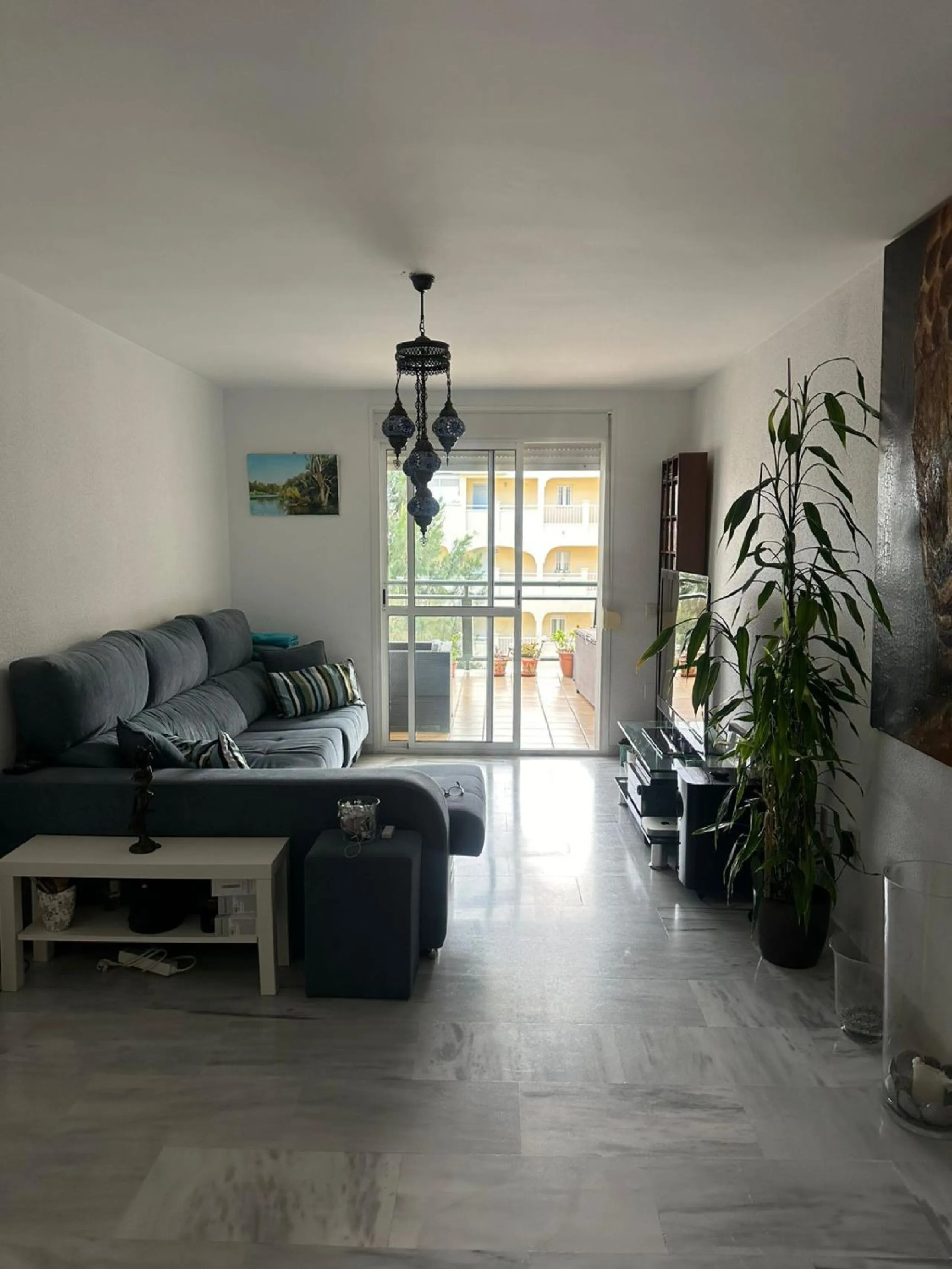 We offer this wonderful apartment for sale in the coastal town of Benalmádena, province of Málaga, in the Nueva Torrequebrada development. It enjoys an unbeatable location, just minutes from the PlayaQuebrada residential complex, the Nueva Torrequebrada S