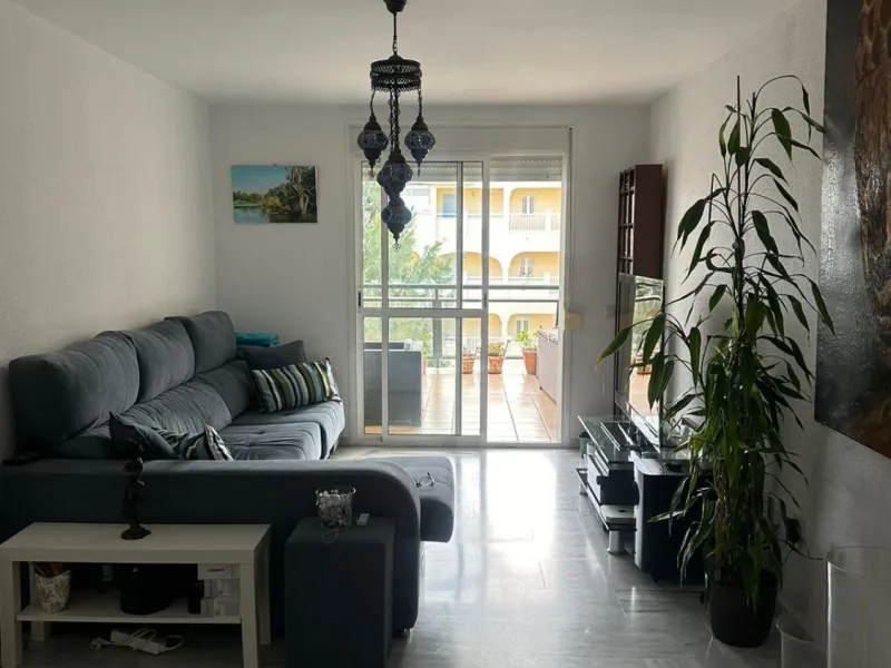 We offer this wonderful apartment for sale in the coastal town of Benalmádena, province of Málaga, in the Nueva Torrequebrada development. It enjoys an unbeatable location, just minutes from the PlayaQuebrada residential complex, the Nueva Torrequebrada S
