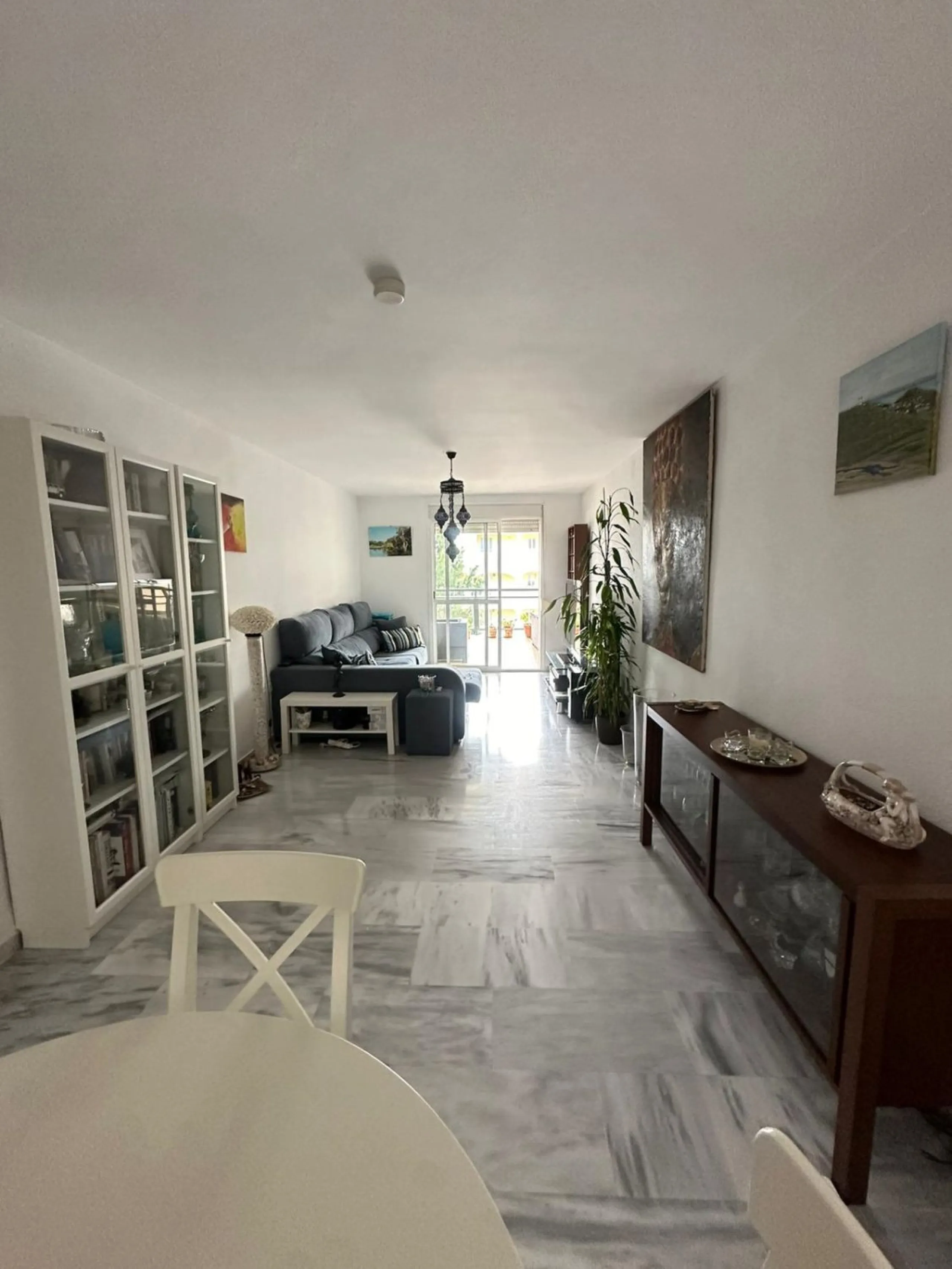 We offer this wonderful apartment for sale in the coastal town of Benalmádena, province of Málaga, in the Nueva Torrequebrada development. It enjoys an unbeatable location, just minutes from the PlayaQuebrada residential complex, the Nueva Torrequebrada S
