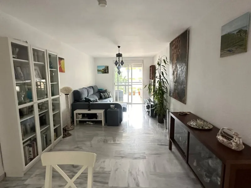 We offer this wonderful apartment for sale in the coastal town of Benalmádena, province of Málaga, in the Nueva Torrequebrada development. It enjoys an unbeatable location, just minutes from the PlayaQuebrada residential complex, the Nueva Torrequebrada S