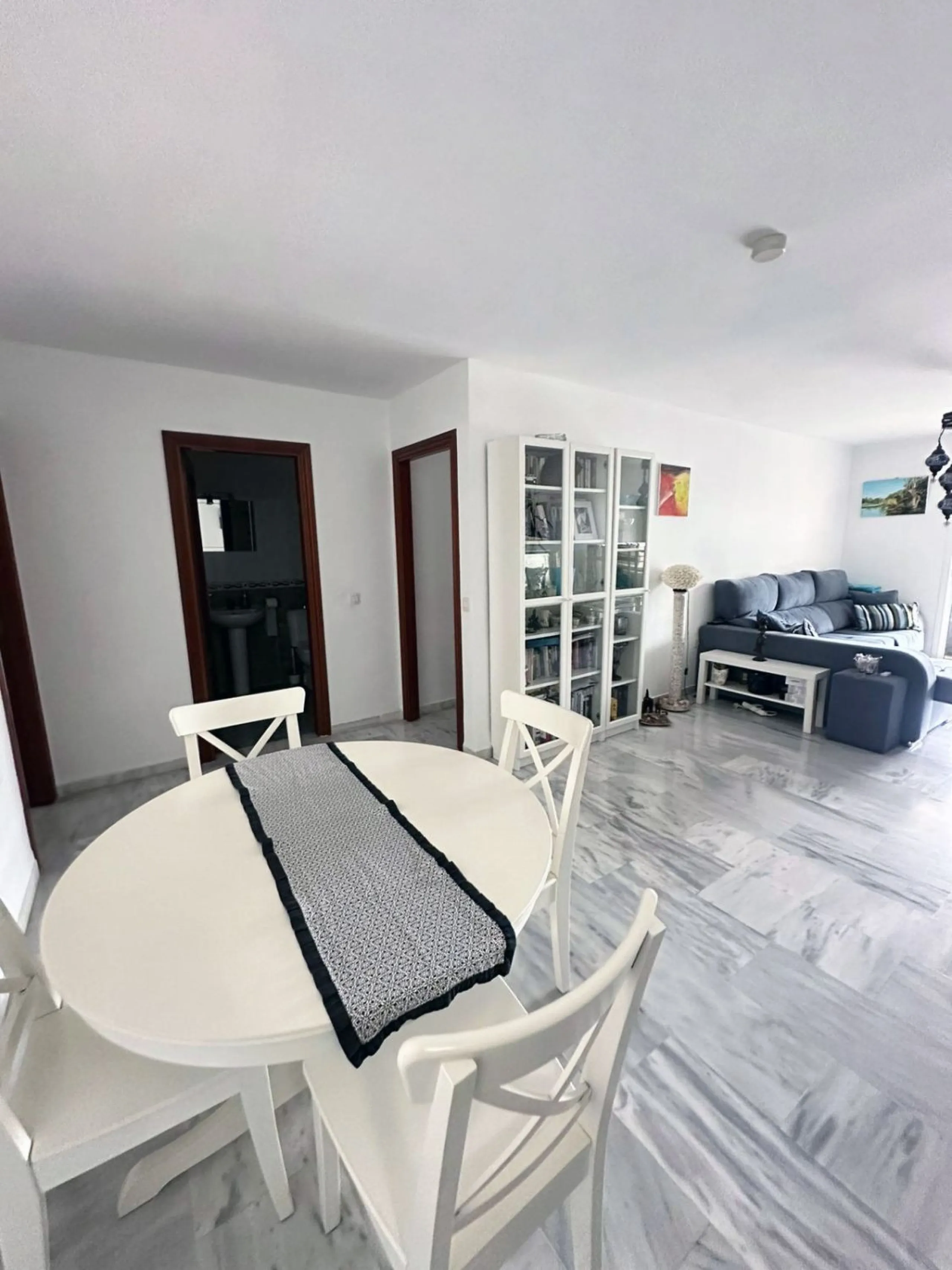 We offer this wonderful apartment for sale in the coastal town of Benalmádena, province of Málaga, in the Nueva Torrequebrada development. It enjoys an unbeatable location, just minutes from the PlayaQuebrada residential complex, the Nueva Torrequebrada S