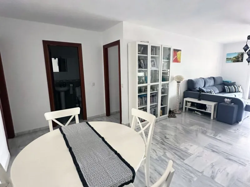 We offer this wonderful apartment for sale in the coastal town of Benalmádena, province of Málaga, in the Nueva Torrequebrada development. It enjoys an unbeatable location, just minutes from the PlayaQuebrada residential complex, the Nueva Torrequebrada S