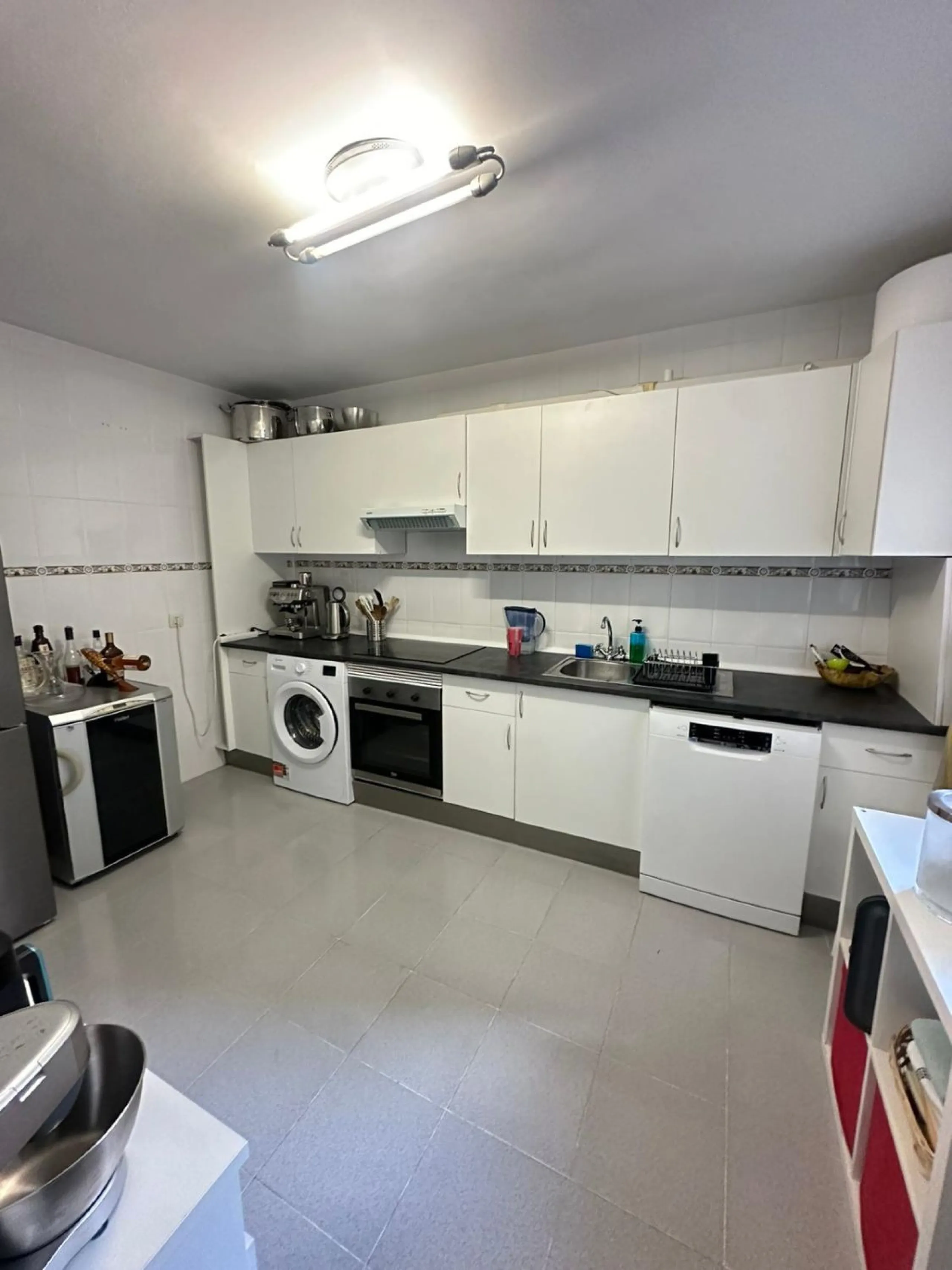 We offer this wonderful apartment for sale in the coastal town of Benalmádena, province of Málaga, in the Nueva Torrequebrada development. It enjoys an unbeatable location, just minutes from the PlayaQuebrada residential complex, the Nueva Torrequebrada S