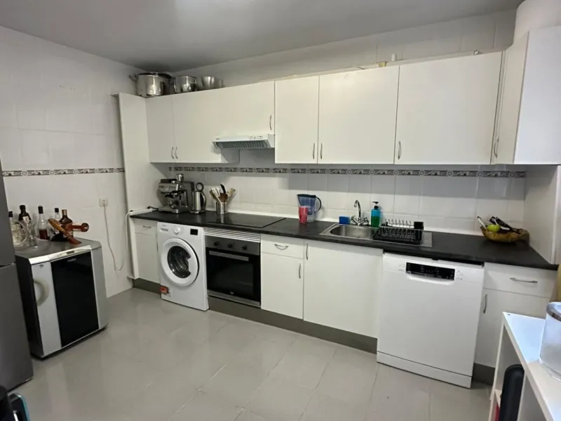 We offer this wonderful apartment for sale in the coastal town of Benalmádena, province of Málaga, in the Nueva Torrequebrada development. It enjoys an unbeatable location, just minutes from the PlayaQuebrada residential complex, the Nueva Torrequebrada S