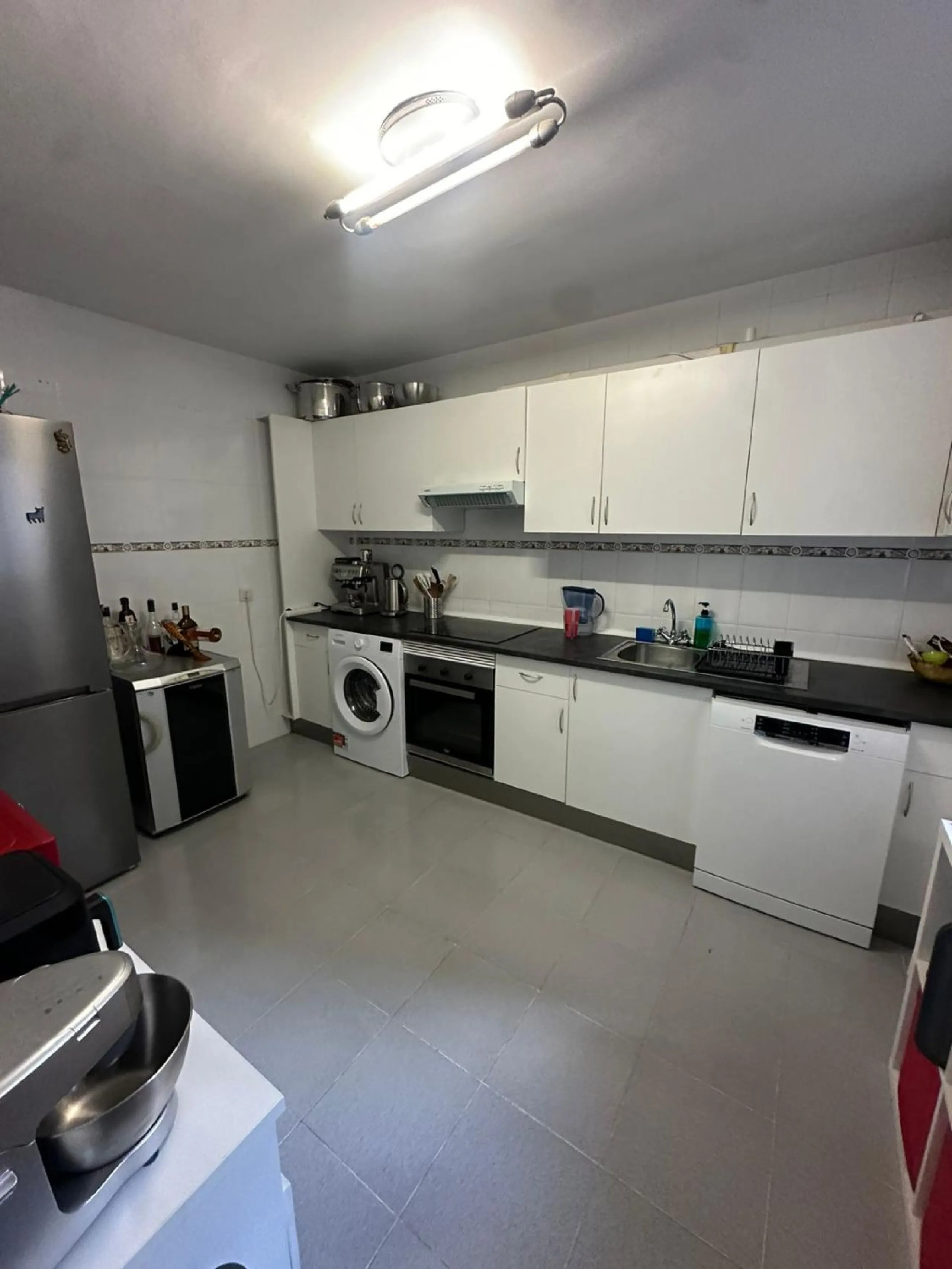 We offer this wonderful apartment for sale in the coastal town of Benalmádena, province of Málaga, in the Nueva Torrequebrada development. It enjoys an unbeatable location, just minutes from the PlayaQuebrada residential complex, the Nueva Torrequebrada S