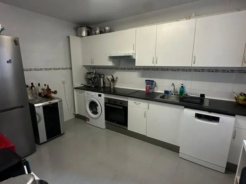 We offer this wonderful apartment for sale in the coastal town of Benalmádena, province of Málaga, in the Nueva Torrequebrada development. It enjoys an unbeatable location, just minutes from the PlayaQuebrada residential complex, the Nueva Torrequebrada S