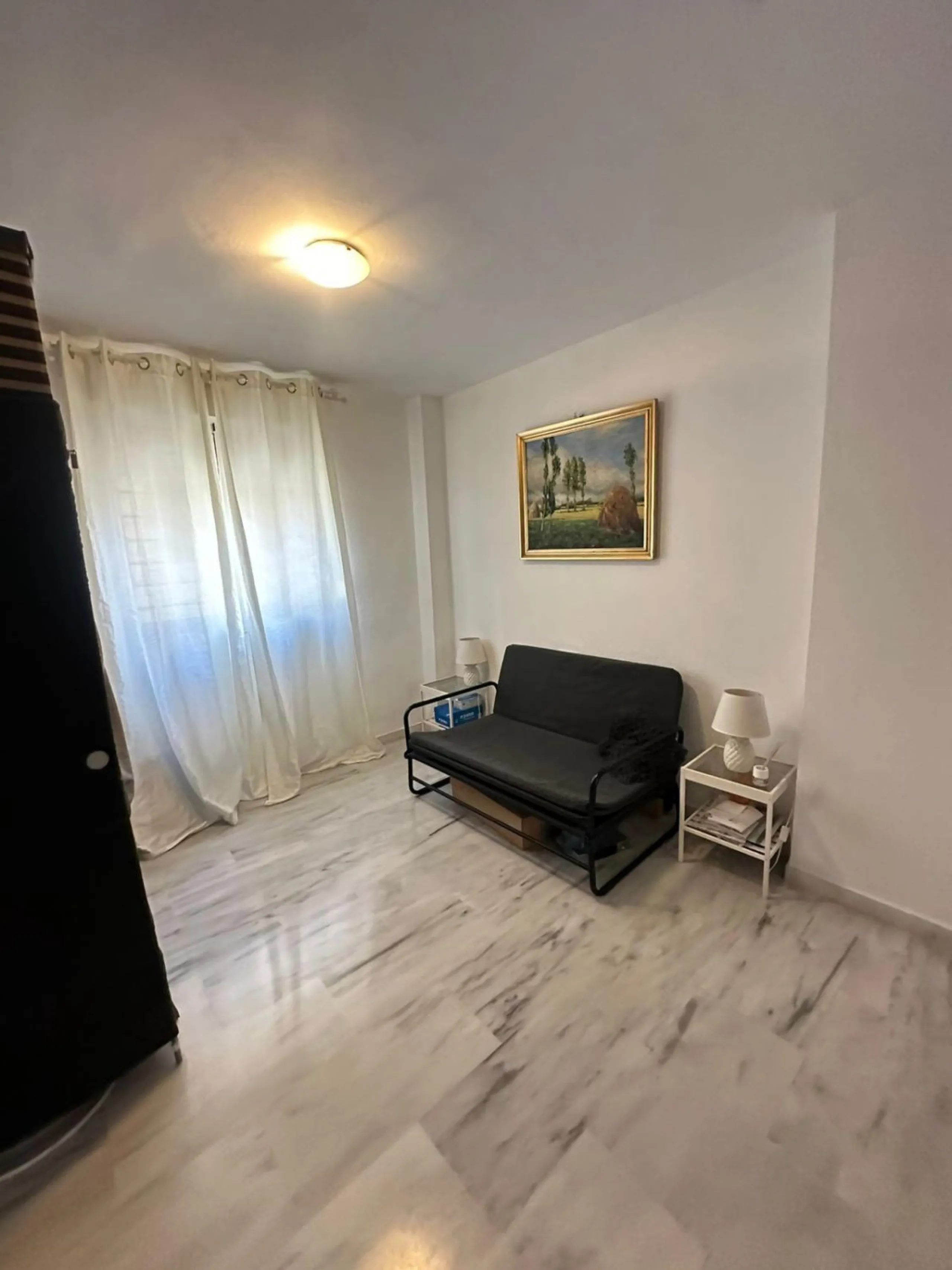We offer this wonderful apartment for sale in the coastal town of Benalmádena, province of Málaga, in the Nueva Torrequebrada development. It enjoys an unbeatable location, just minutes from the PlayaQuebrada residential complex, the Nueva Torrequebrada S