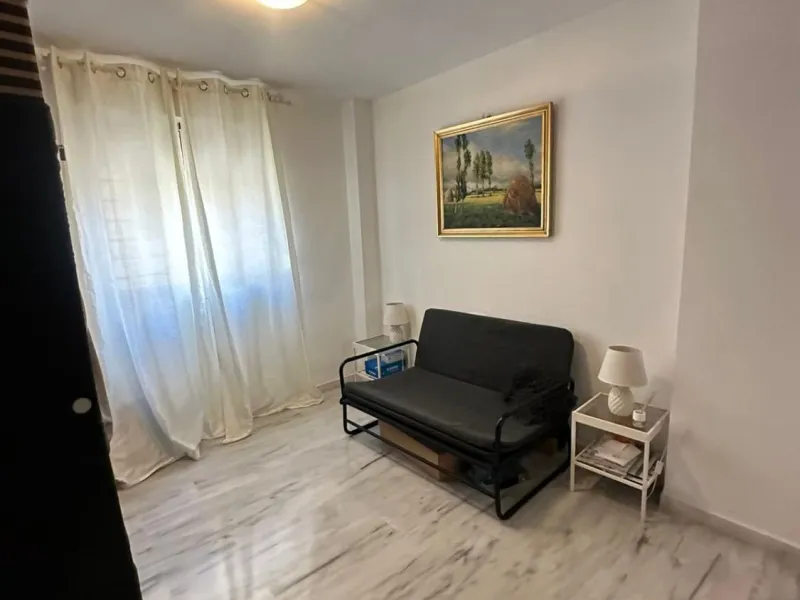We offer this wonderful apartment for sale in the coastal town of Benalmádena, province of Málaga, in the Nueva Torrequebrada development. It enjoys an unbeatable location, just minutes from the PlayaQuebrada residential complex, the Nueva Torrequebrada S