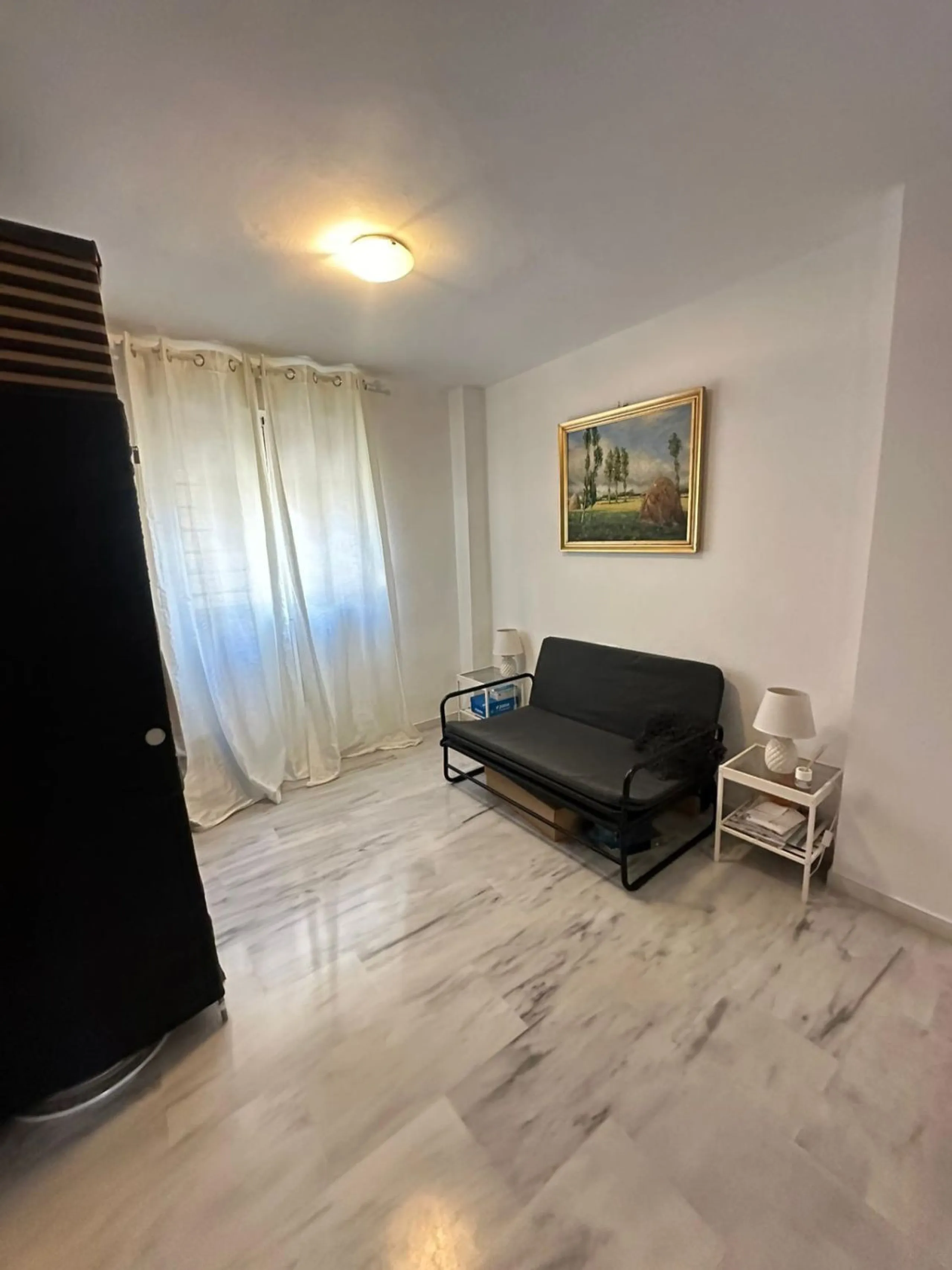 We offer this wonderful apartment for sale in the coastal town of Benalmádena, province of Málaga, in the Nueva Torrequebrada development. It enjoys an unbeatable location, just minutes from the PlayaQuebrada residential complex, the Nueva Torrequebrada S