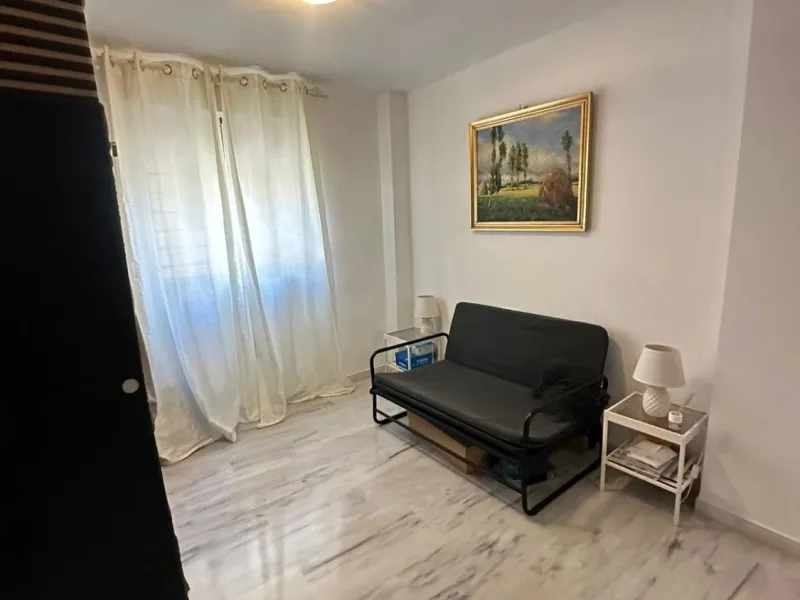 We offer this wonderful apartment for sale in the coastal town of Benalmádena, province of Málaga, in the Nueva Torrequebrada development. It enjoys an unbeatable location, just minutes from the PlayaQuebrada residential complex, the Nueva Torrequebrada S