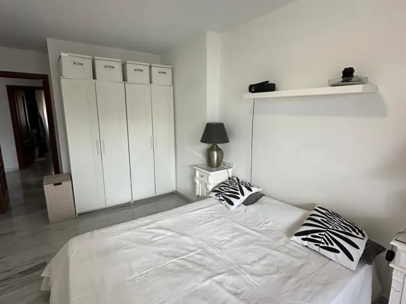 We offer this wonderful apartment for sale in the coastal town of Benalmádena, province of Málaga, in the Nueva Torrequebrada development. It enjoys an unbeatable location, just minutes from the PlayaQuebrada residential complex, the Nueva Torrequebrada S